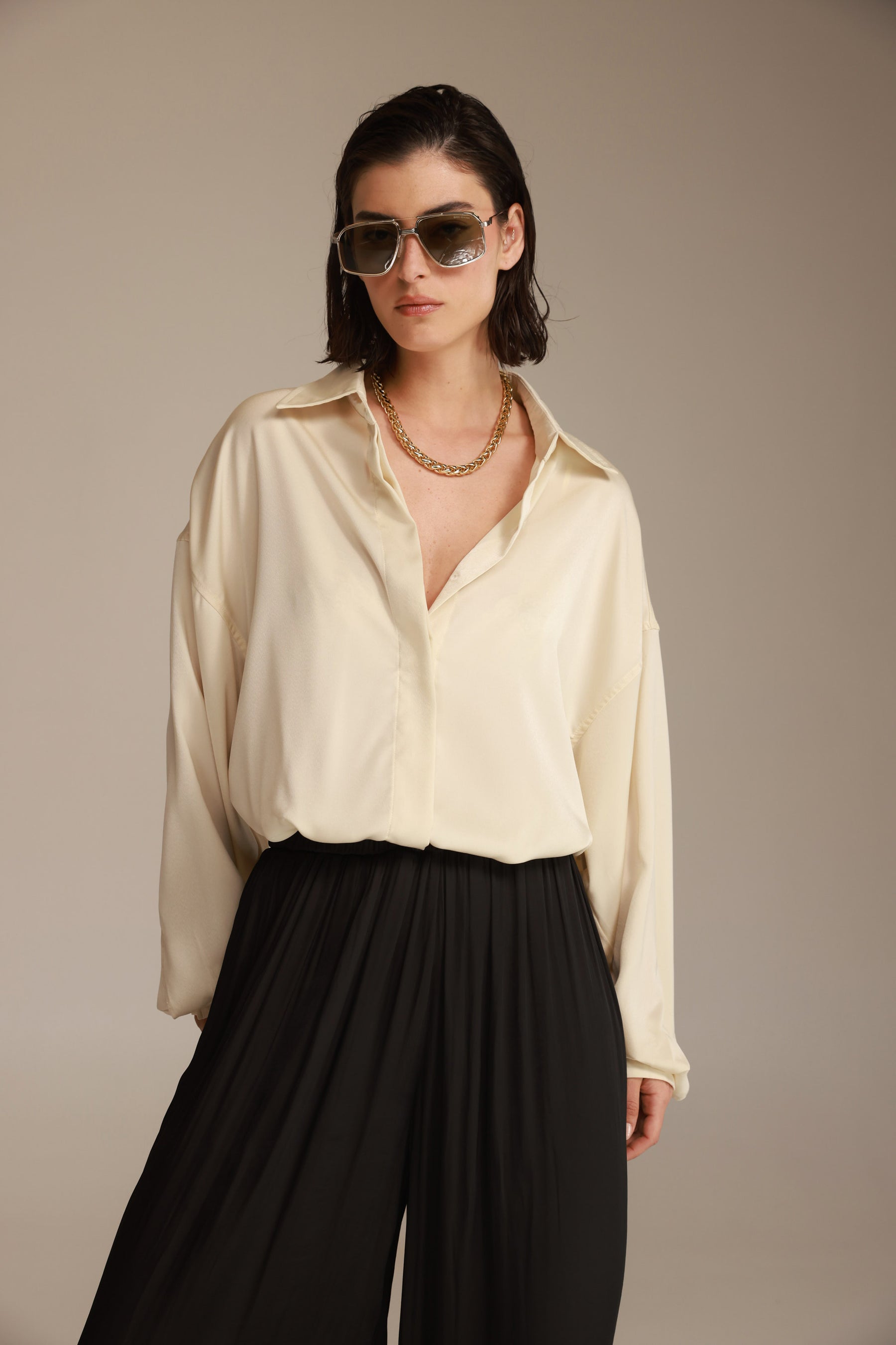 חולצת פיה מכופתרת שמנת