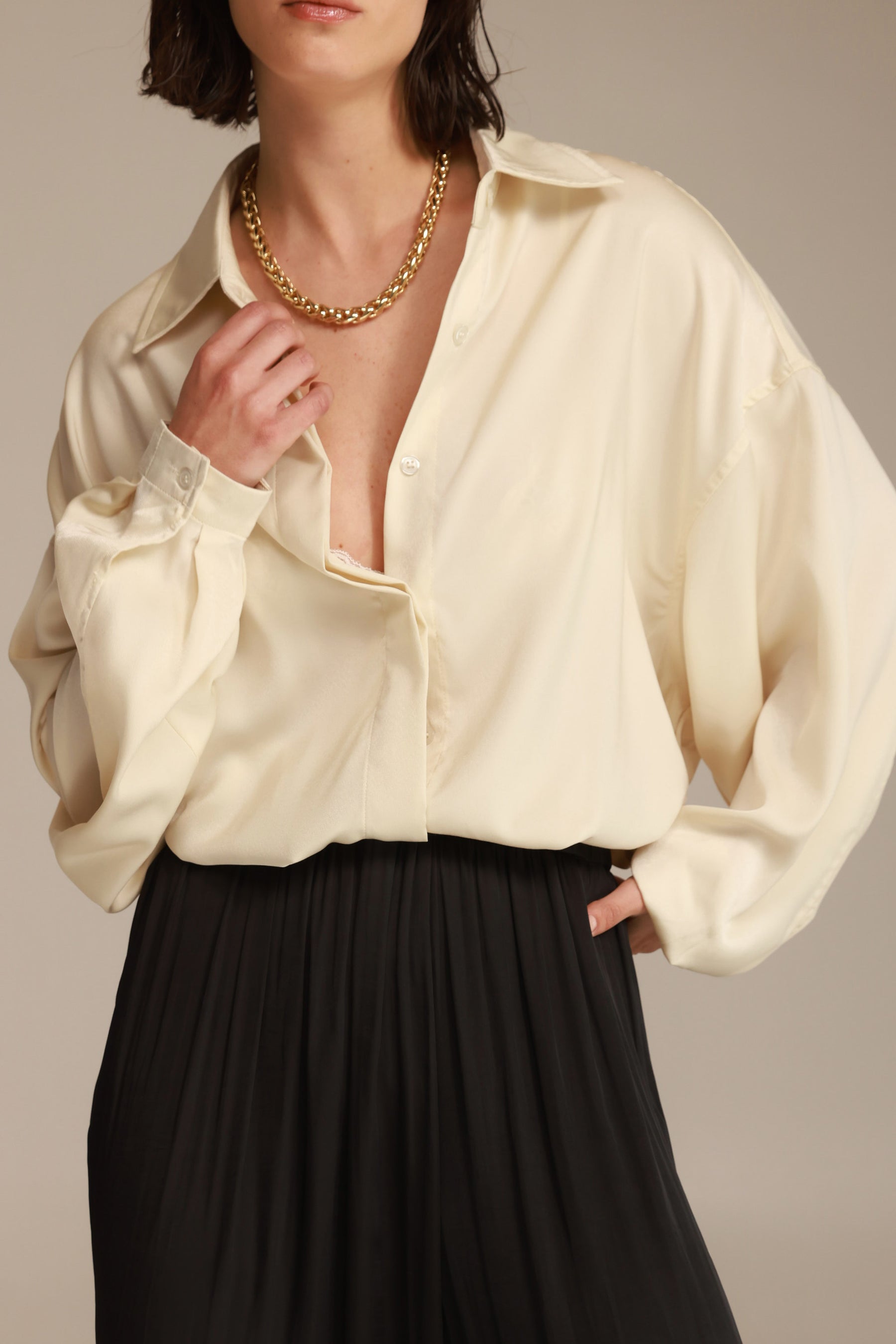 חולצת פיה מכופתרת שמנת