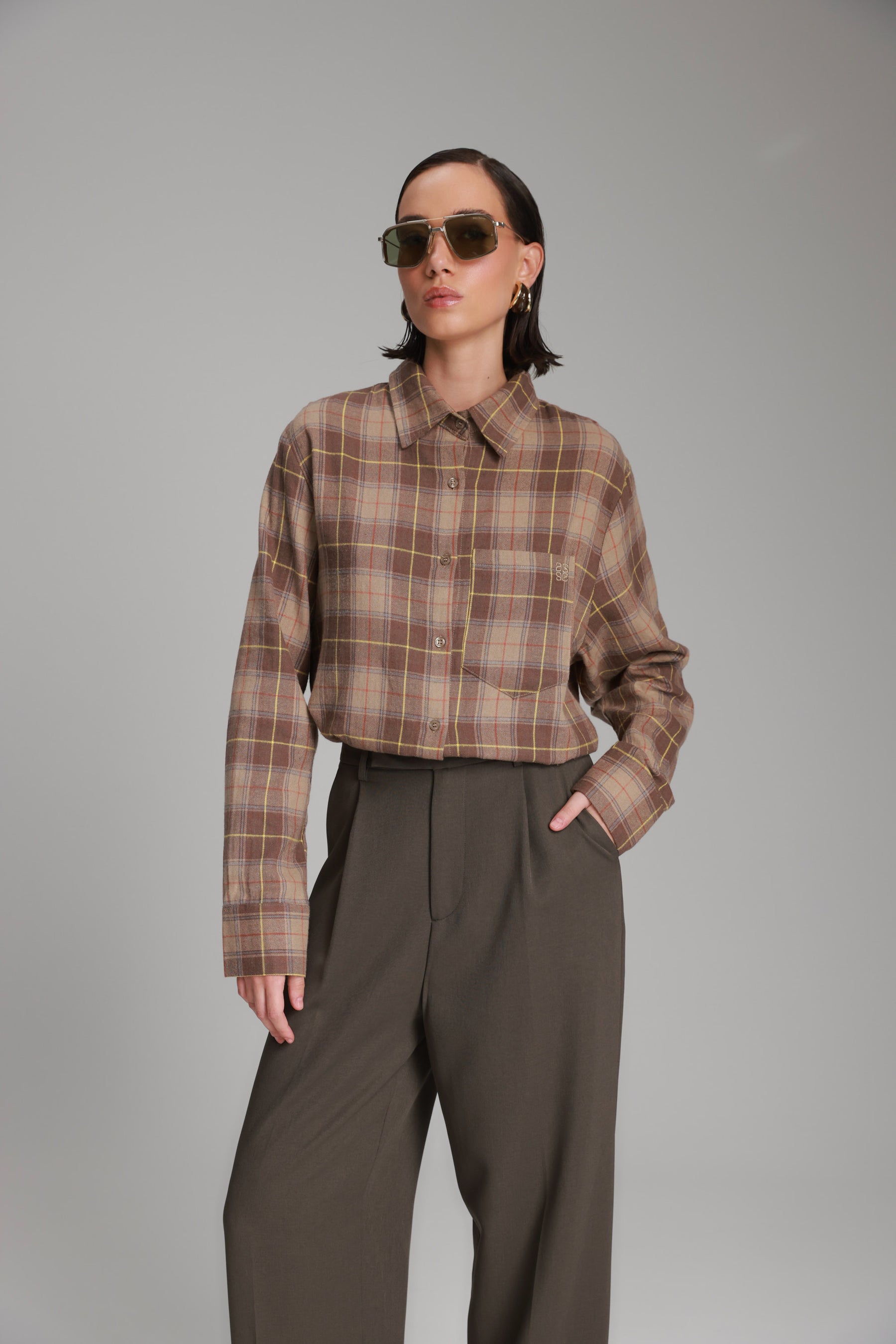 חולצת מאדי מכופתרת חום/בז'