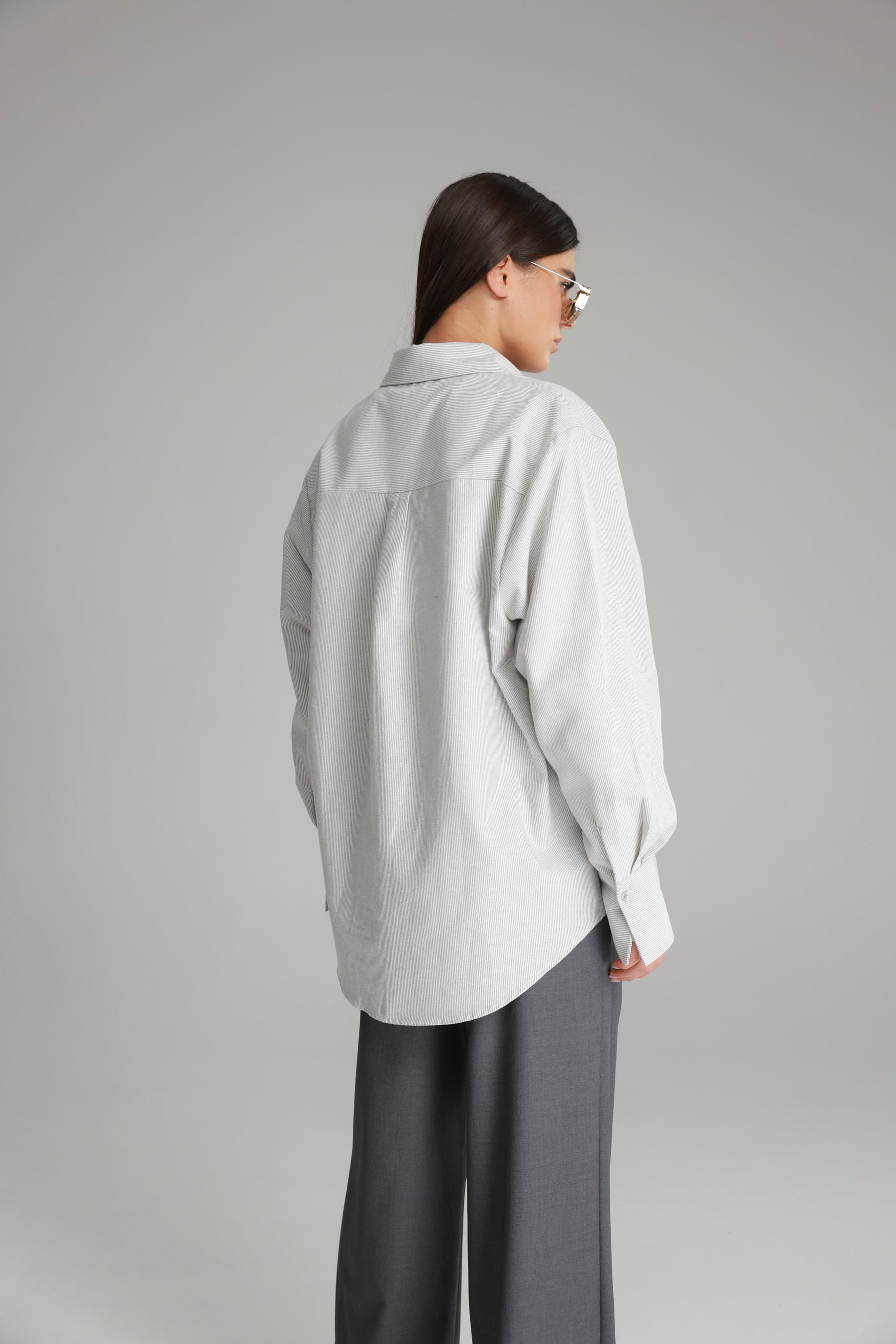 חולצת קיילי מכופתרת אפורה