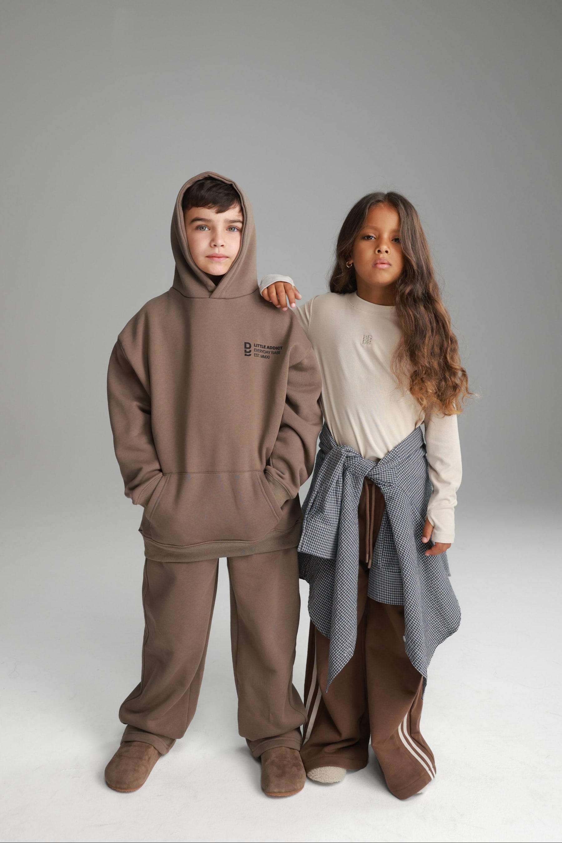 חליפת שון חאקי