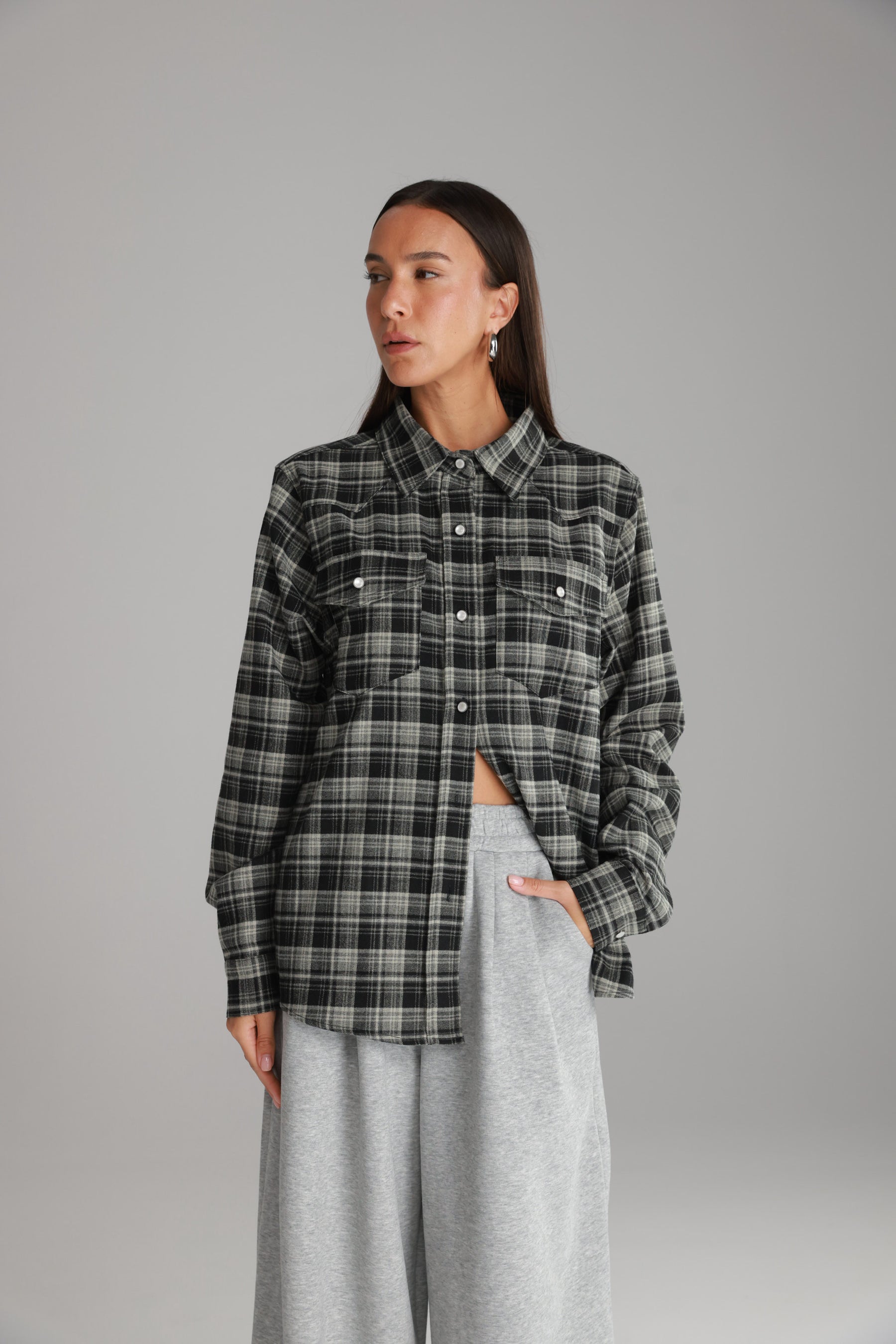 חולצת ריינה מכופתרת שחורה