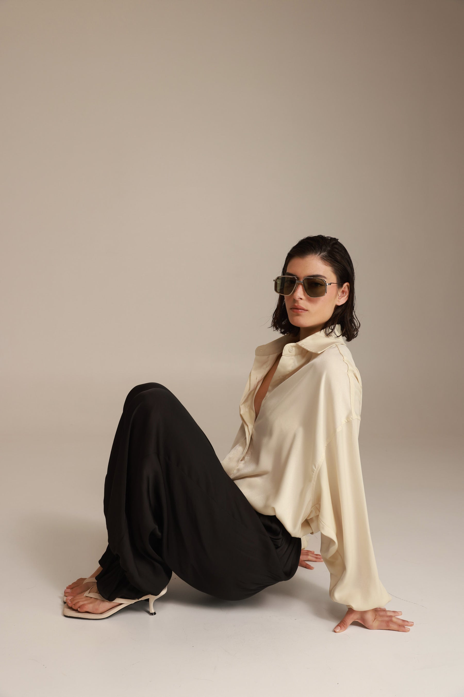 חולצת פיה מכופתרת שמנת