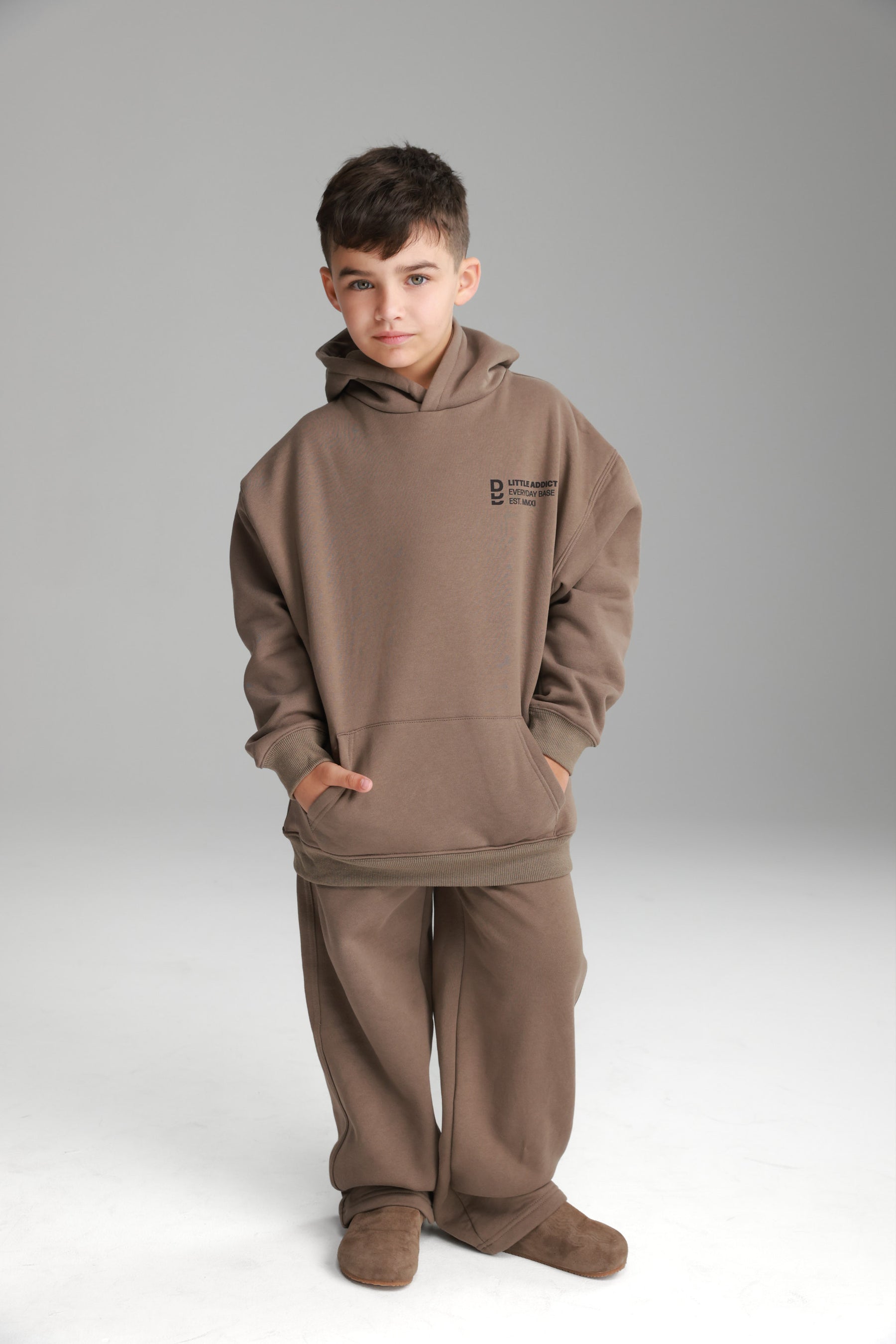 חליפת שון חאקי