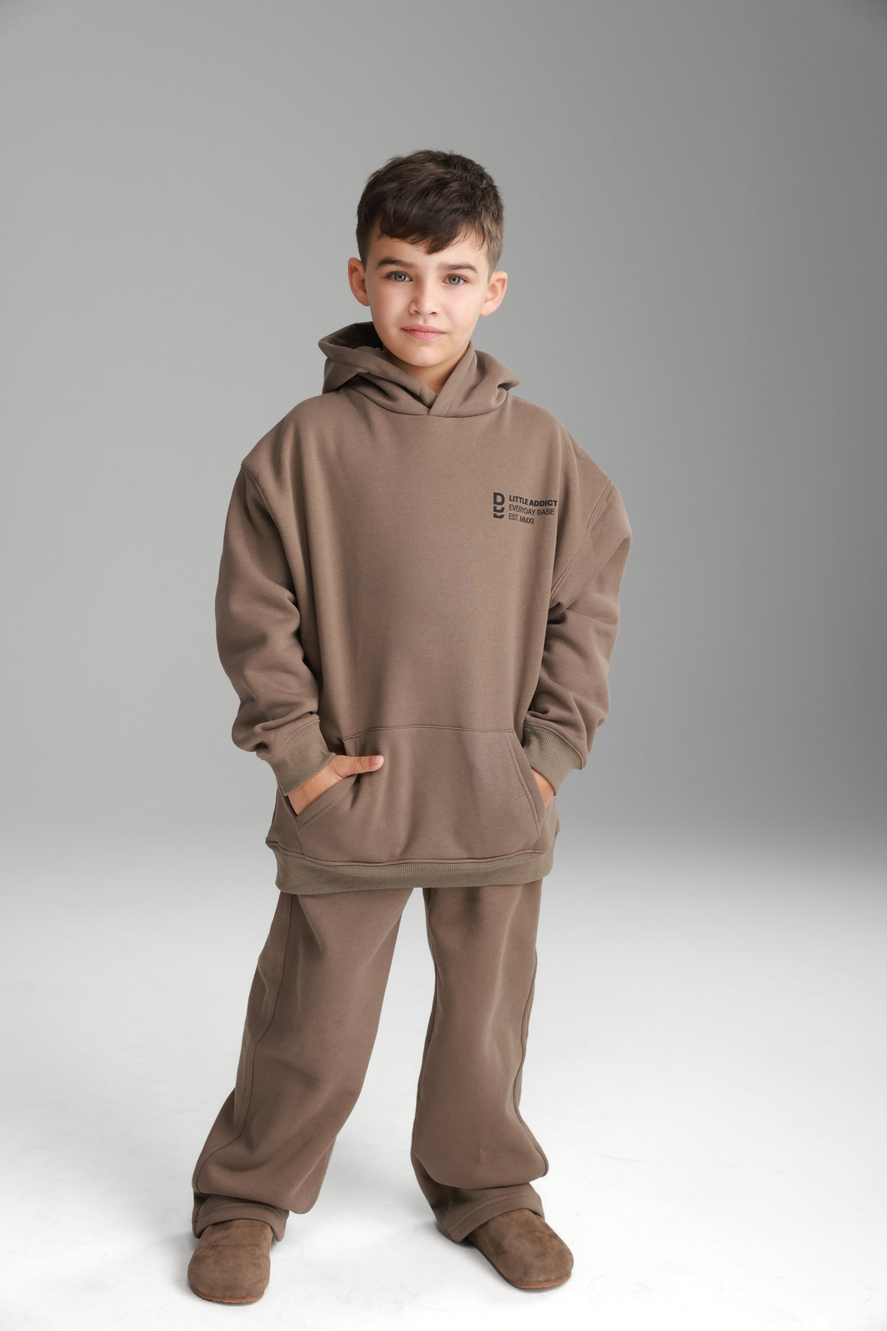 חליפת שון חאקי