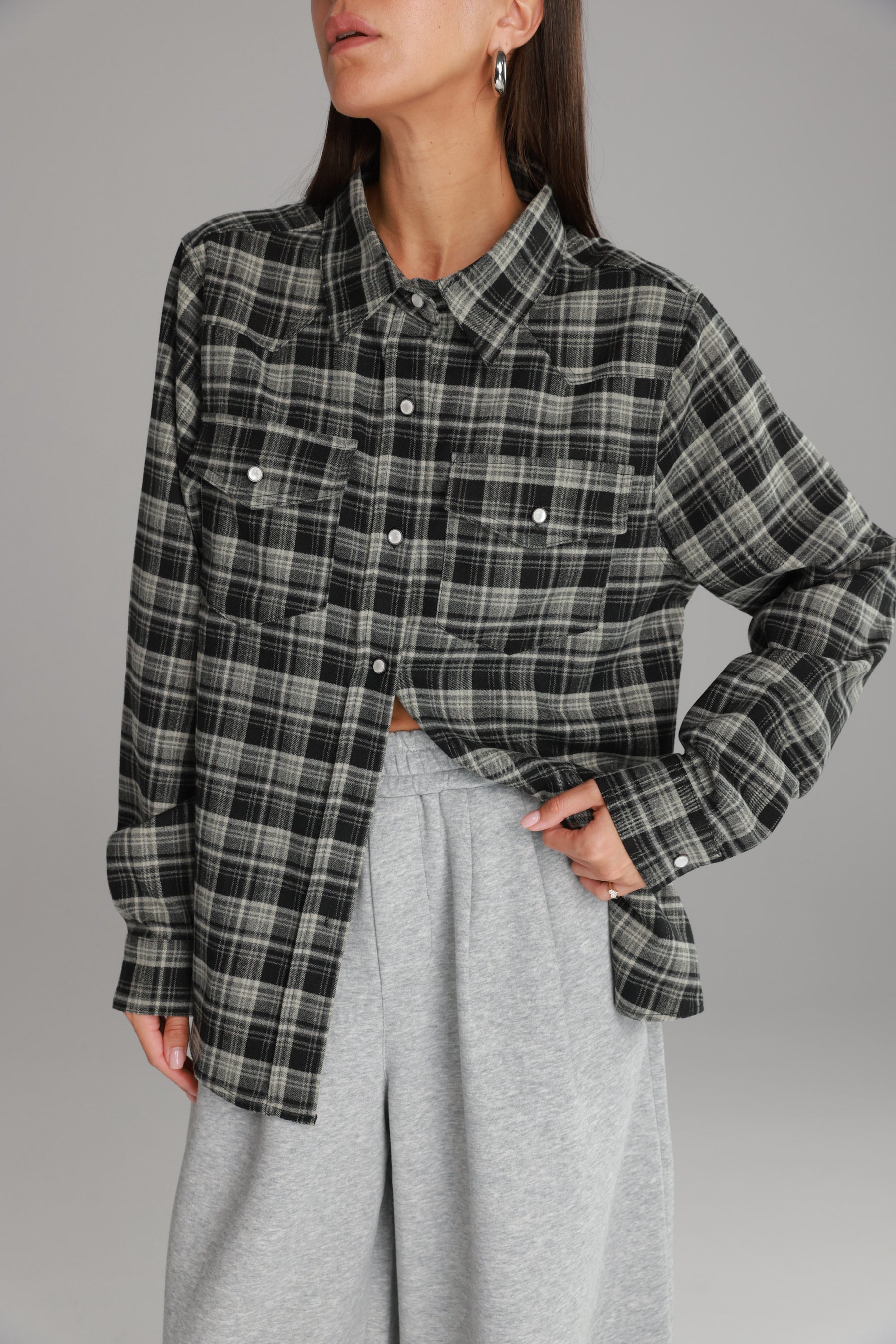 חולצת ריינה מכופתרת שחורה