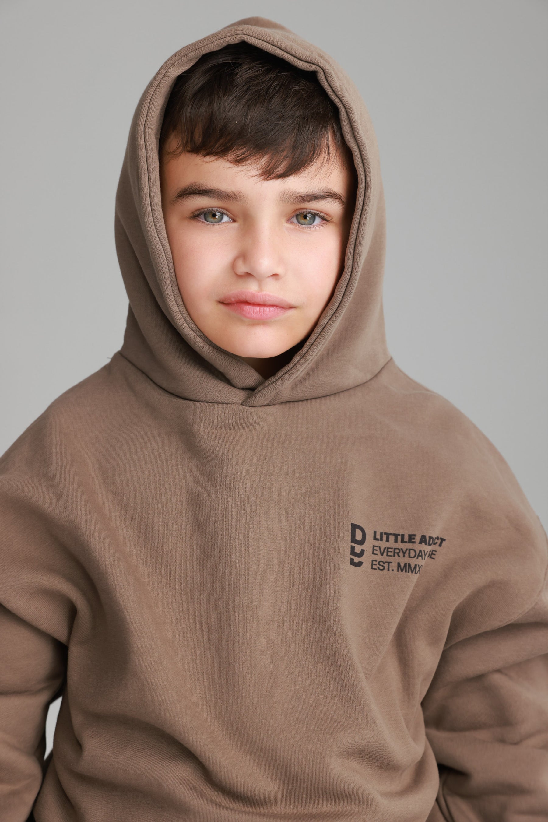 חליפת שון חאקי