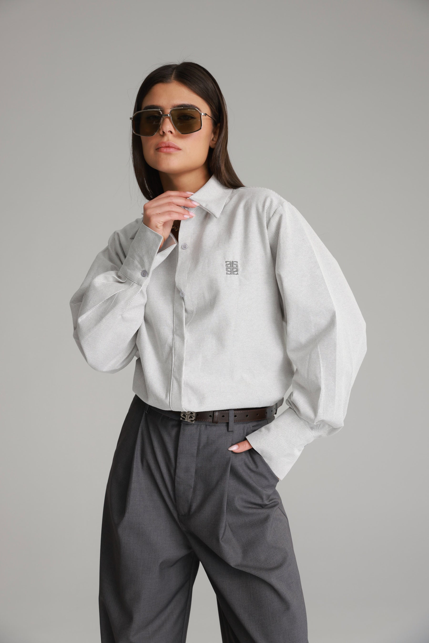 חולצת קיילי מכופתרת אפורה