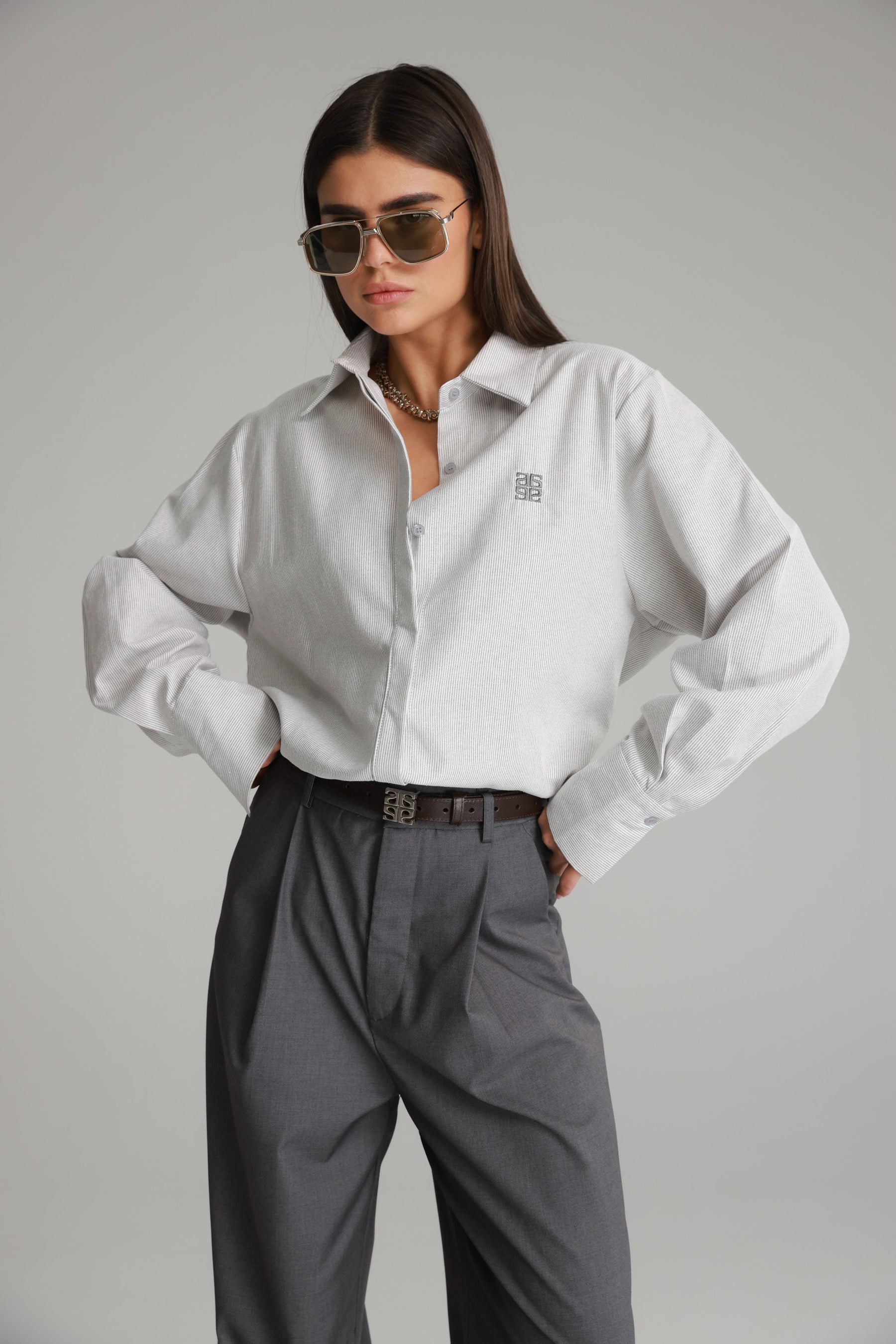 חולצת קיילי מכופתרת אפורה