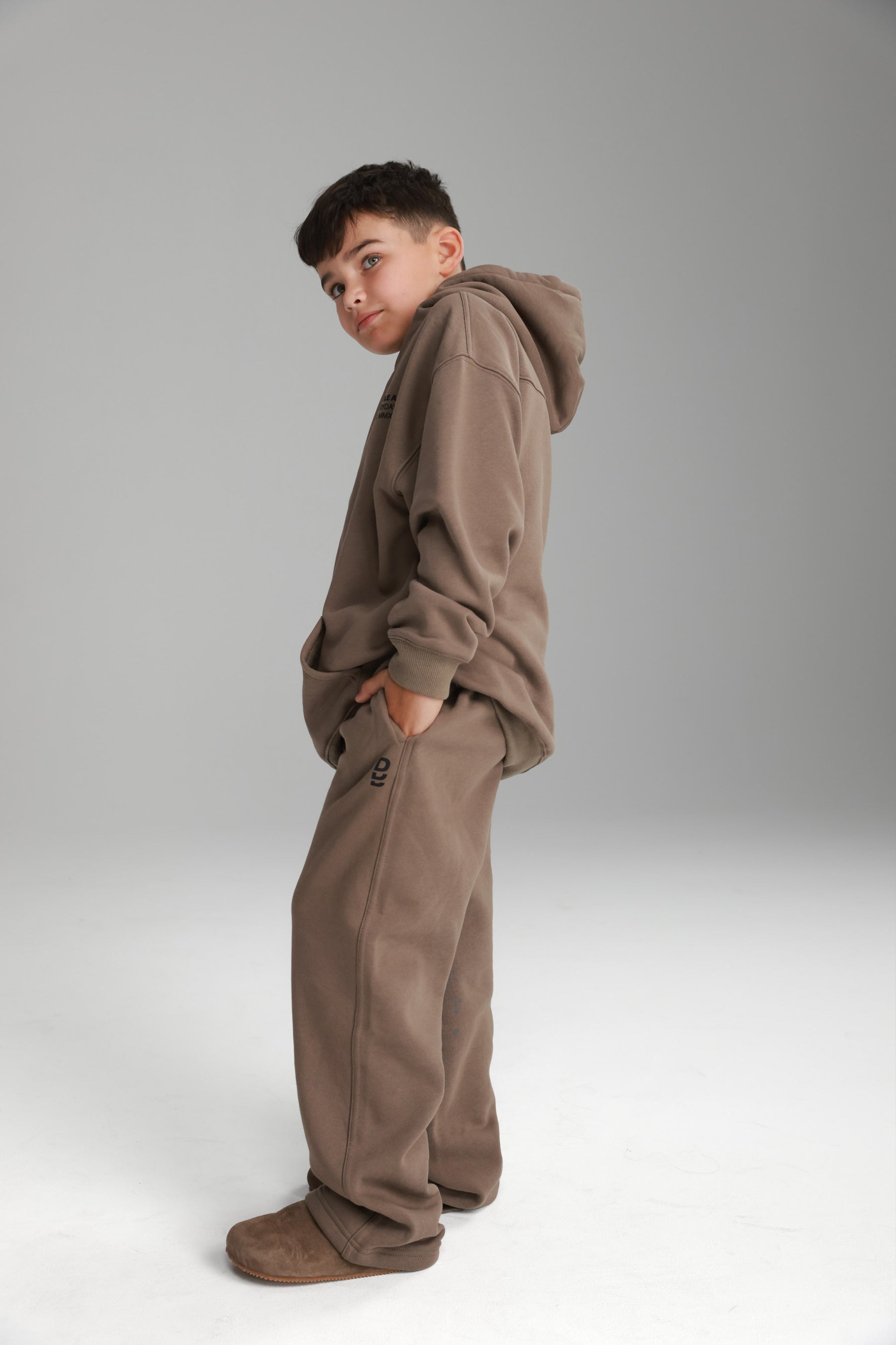 חליפת שון חאקי