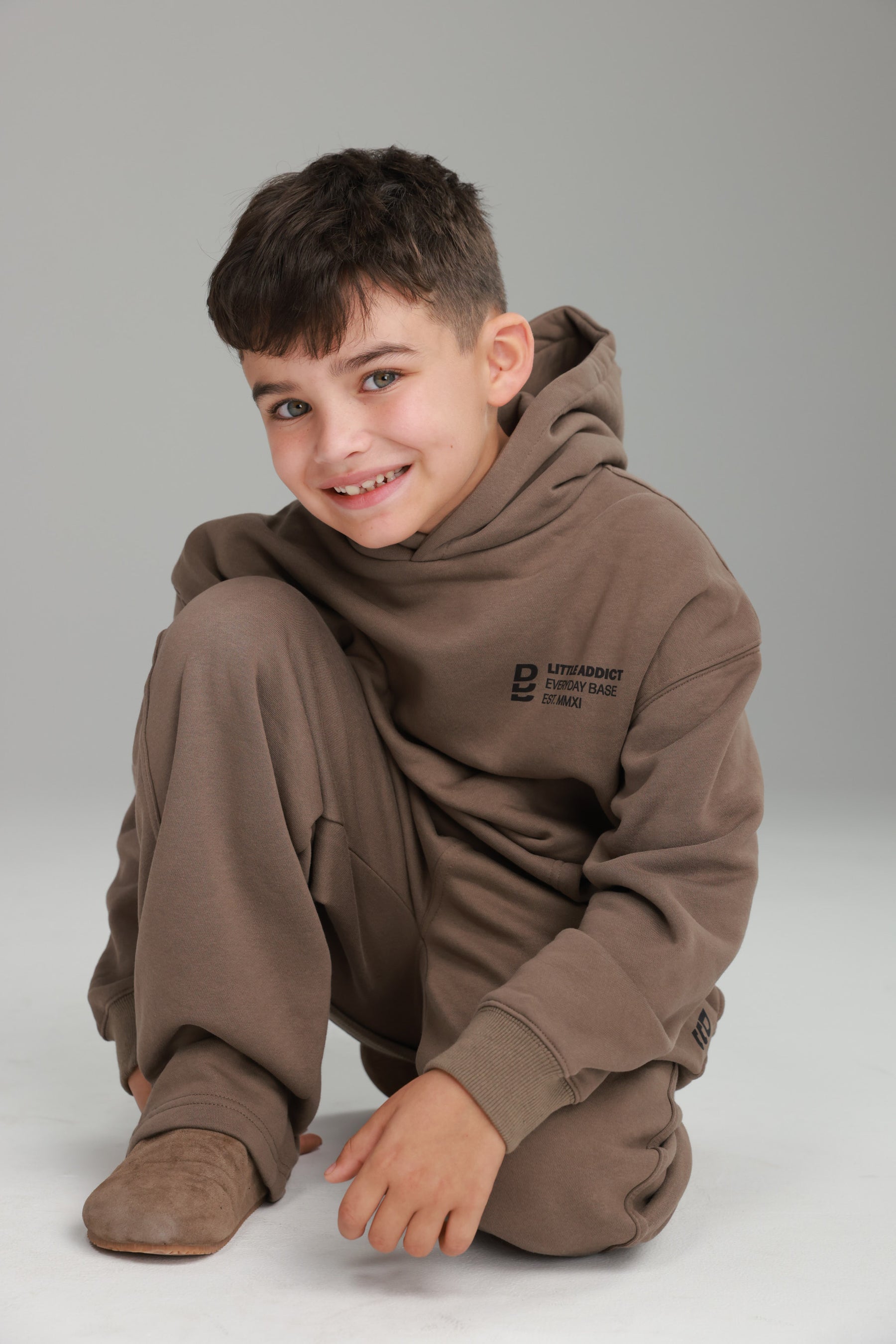 חליפת שון חאקי