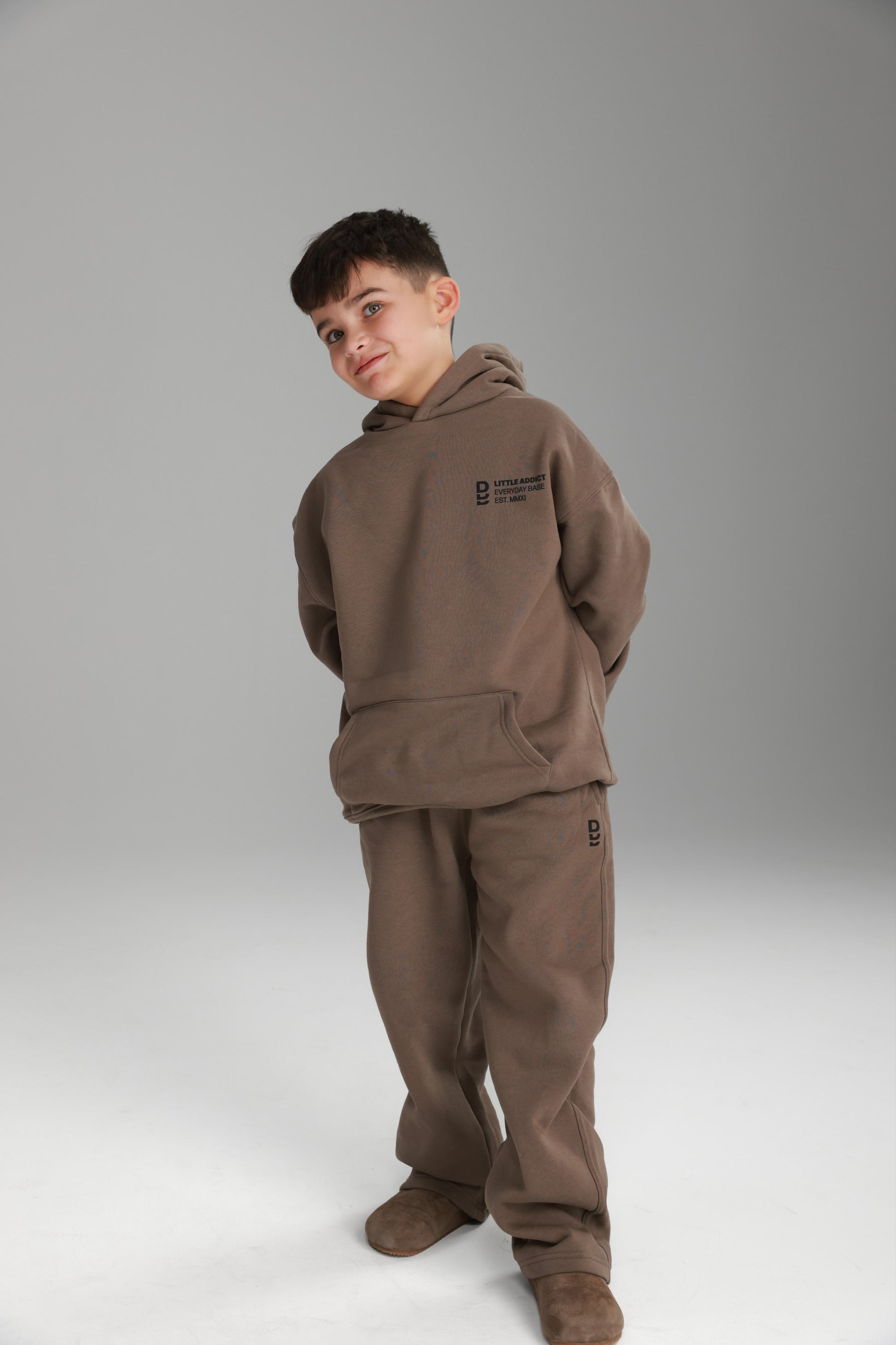 חליפת שון חאקי