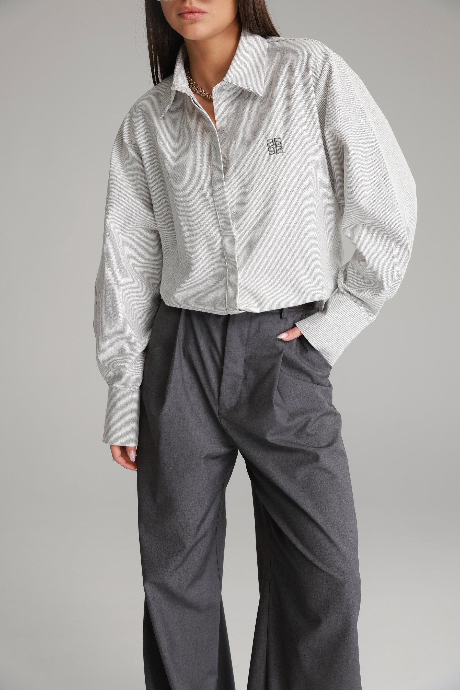 חולצת קיילי מכופתרת אפורה