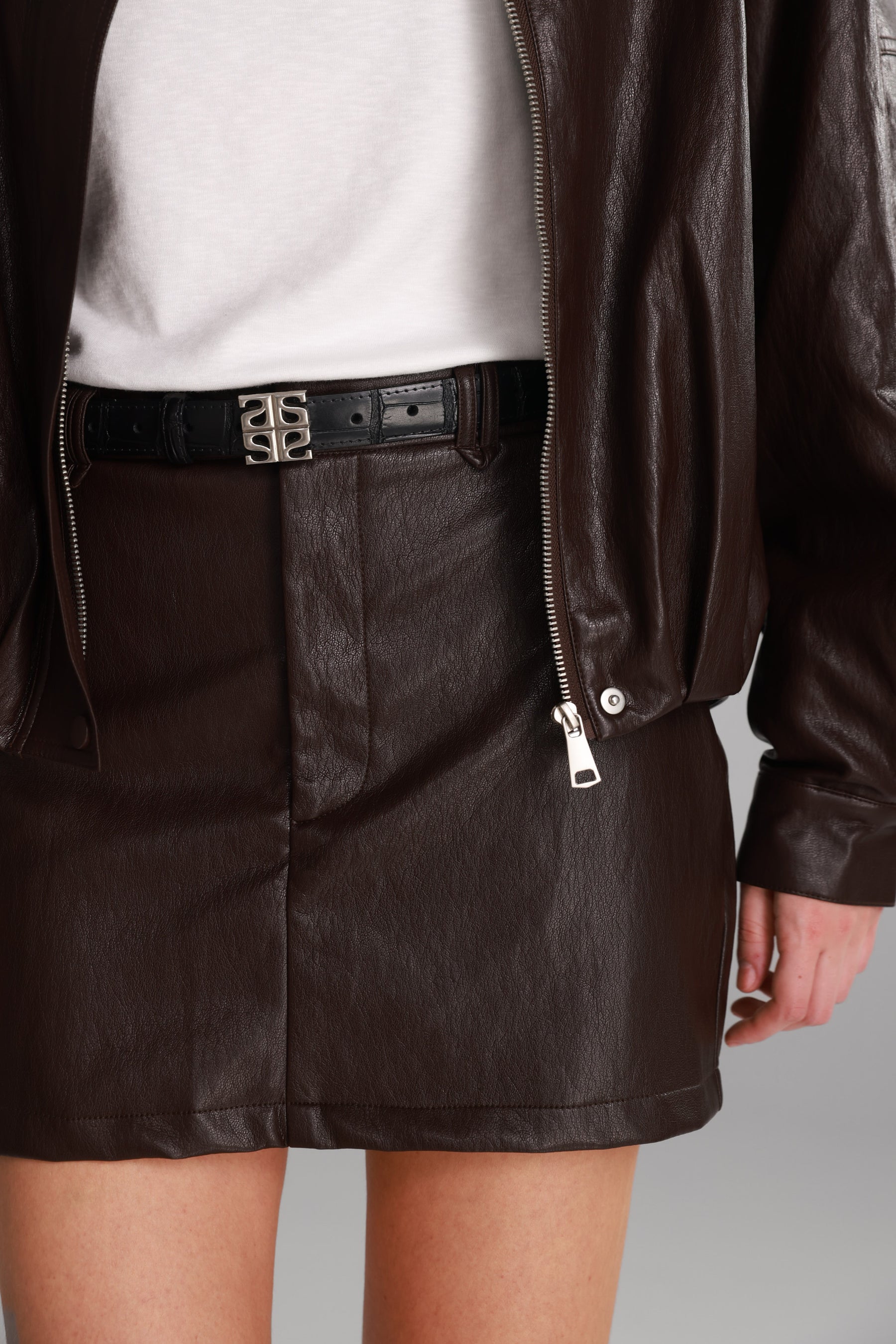 חצאית מיני ג'וליה דמוי עור בורדו