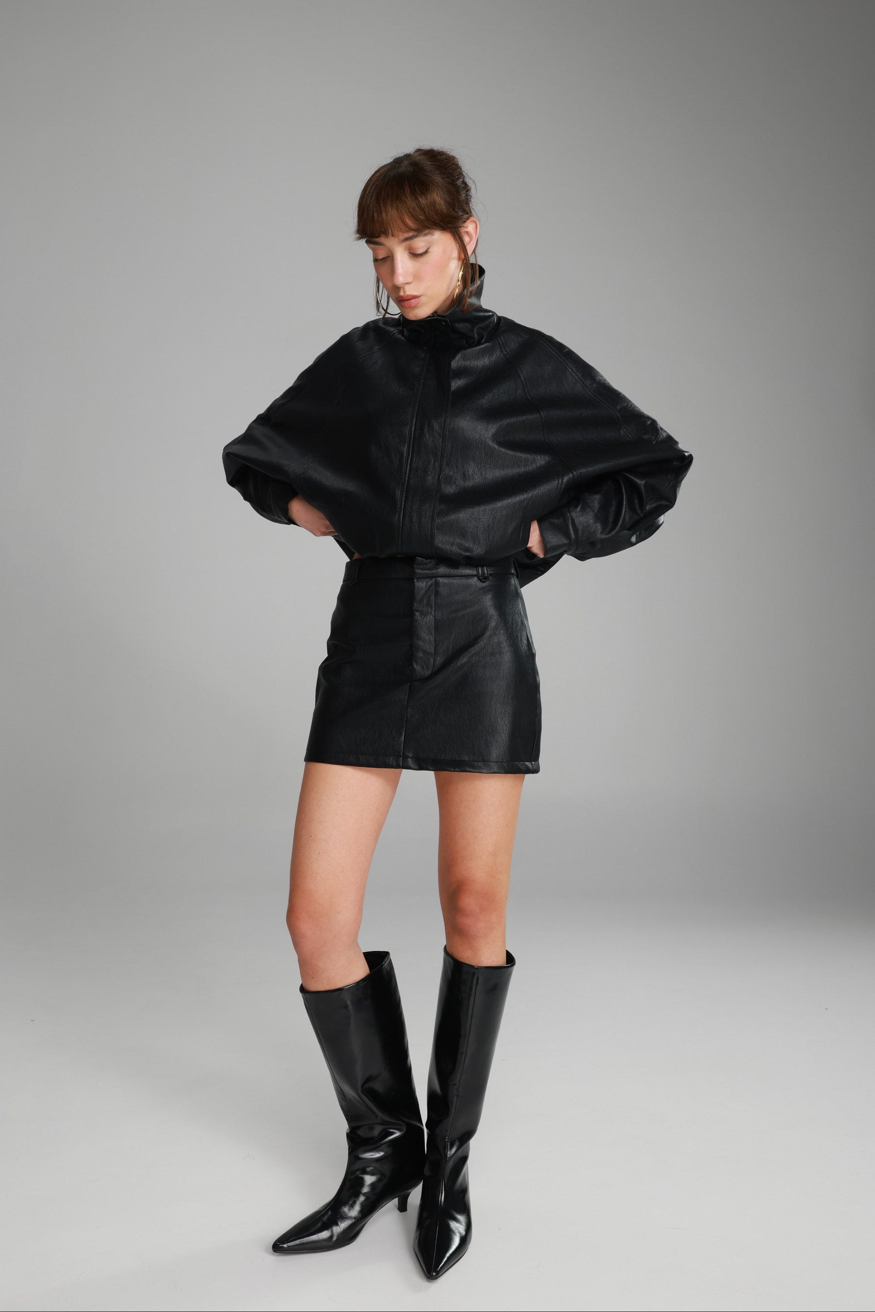 חצאית מיני ג'וליה דמוי עור שחורה