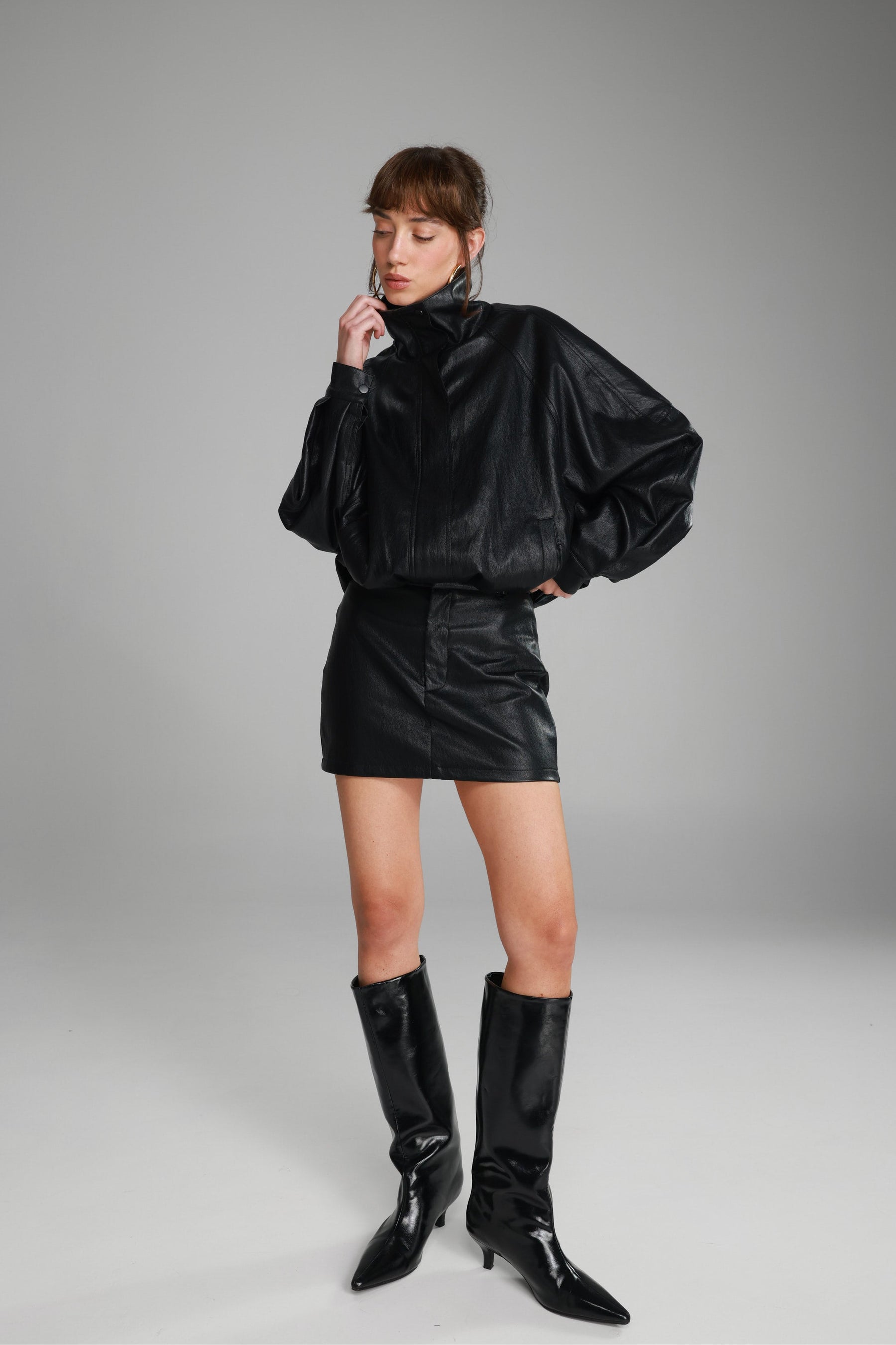 חצאית מיני ג'וליה דמוי עור שחורה