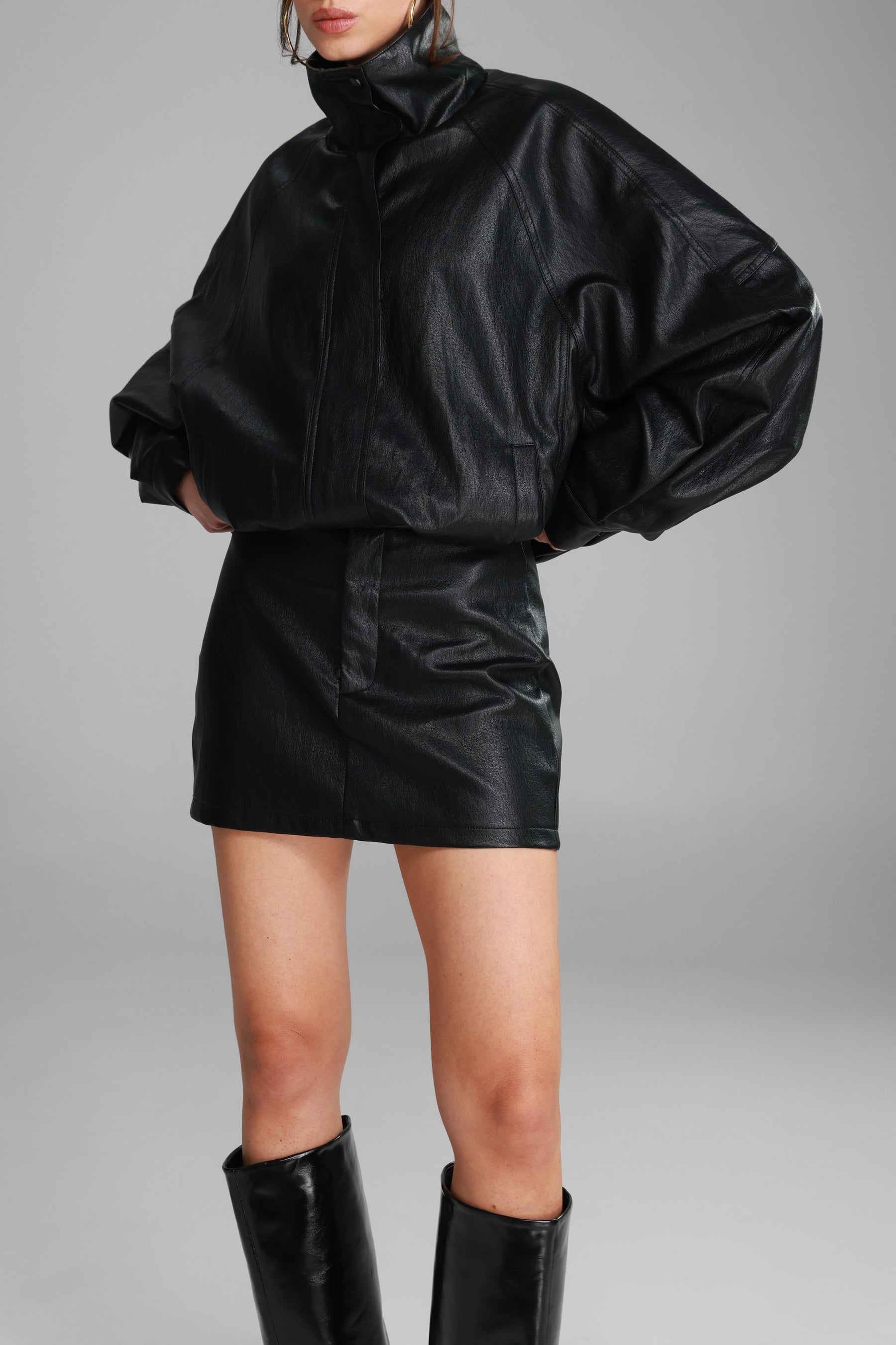 חצאית מיני ג'וליה דמוי עור שחורה