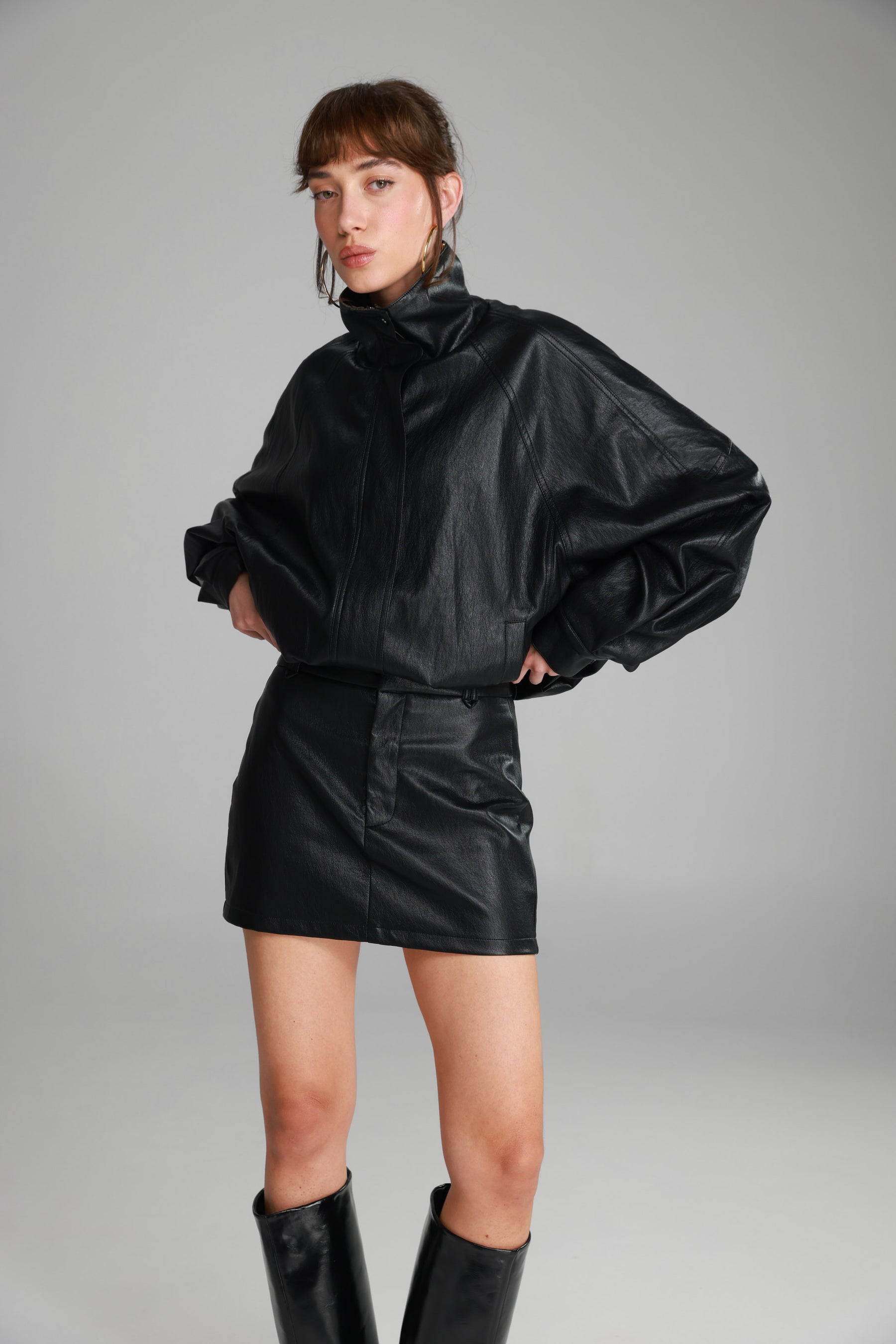 חצאית מיני ג'וליה דמוי עור שחורה