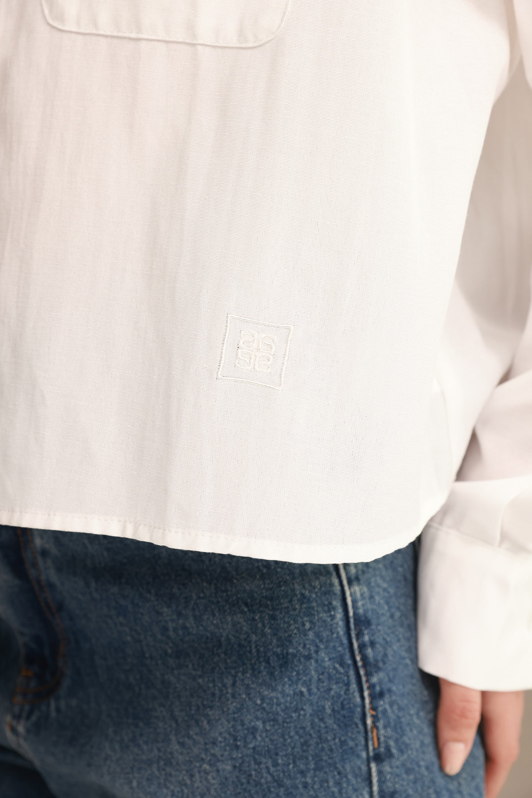 חולצת סילבר מכופתרת לבנה