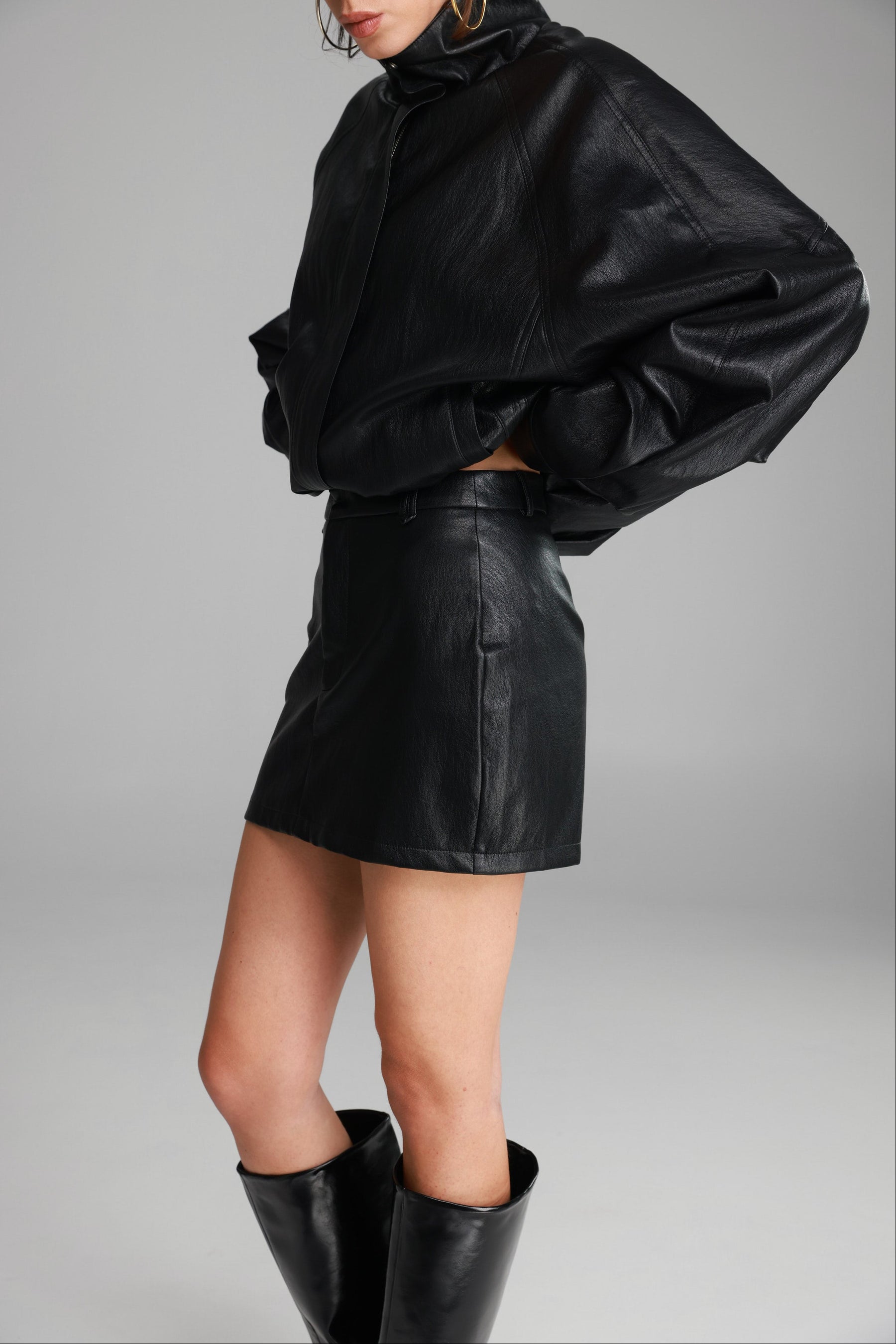 חצאית מיני ג'וליה דמוי עור שחורה