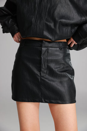 חצאית מיני ג'וליה דמוי עור שחורה