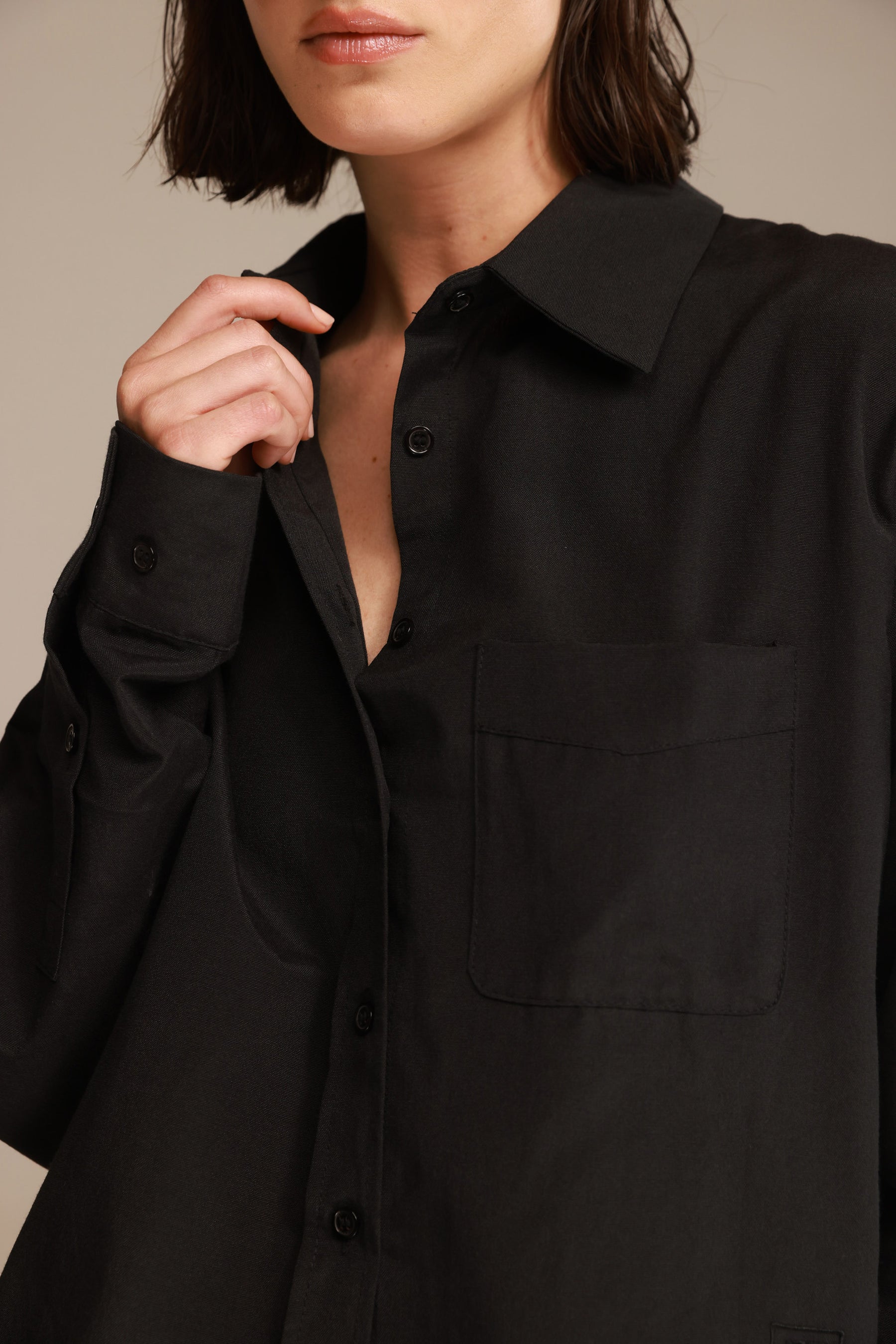 חולצת סילבר מכופתרת שחורה