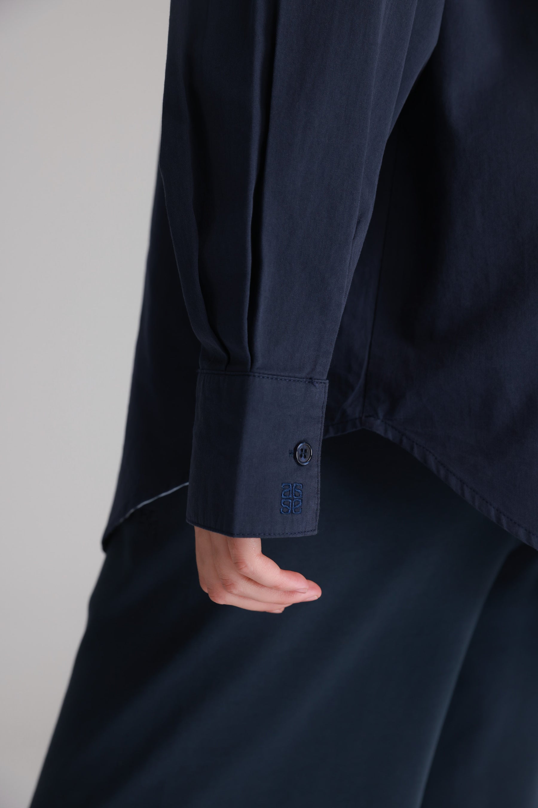 חולצת הנרי מכופתרת נייבי