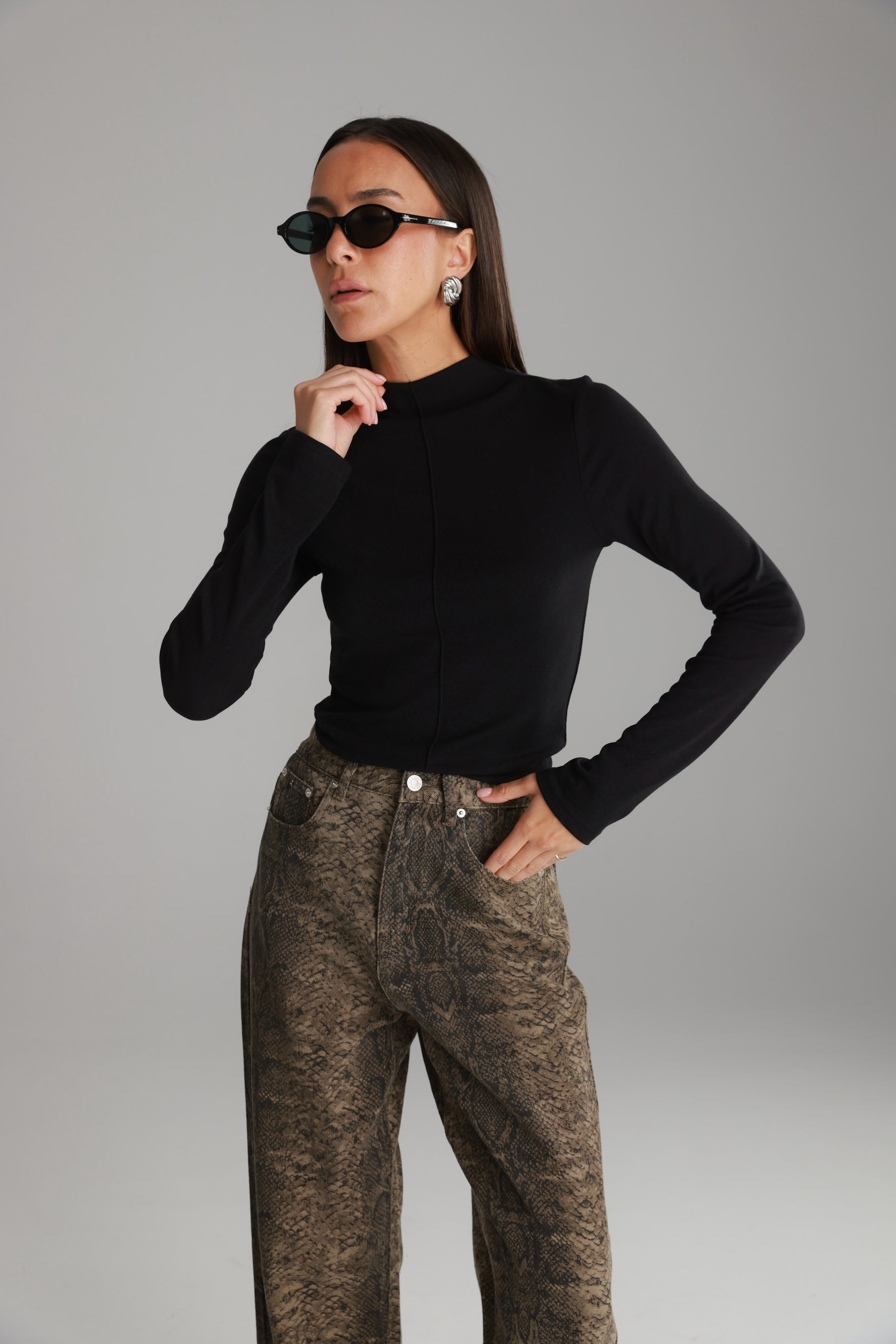 חולצת קרוליין שחורה