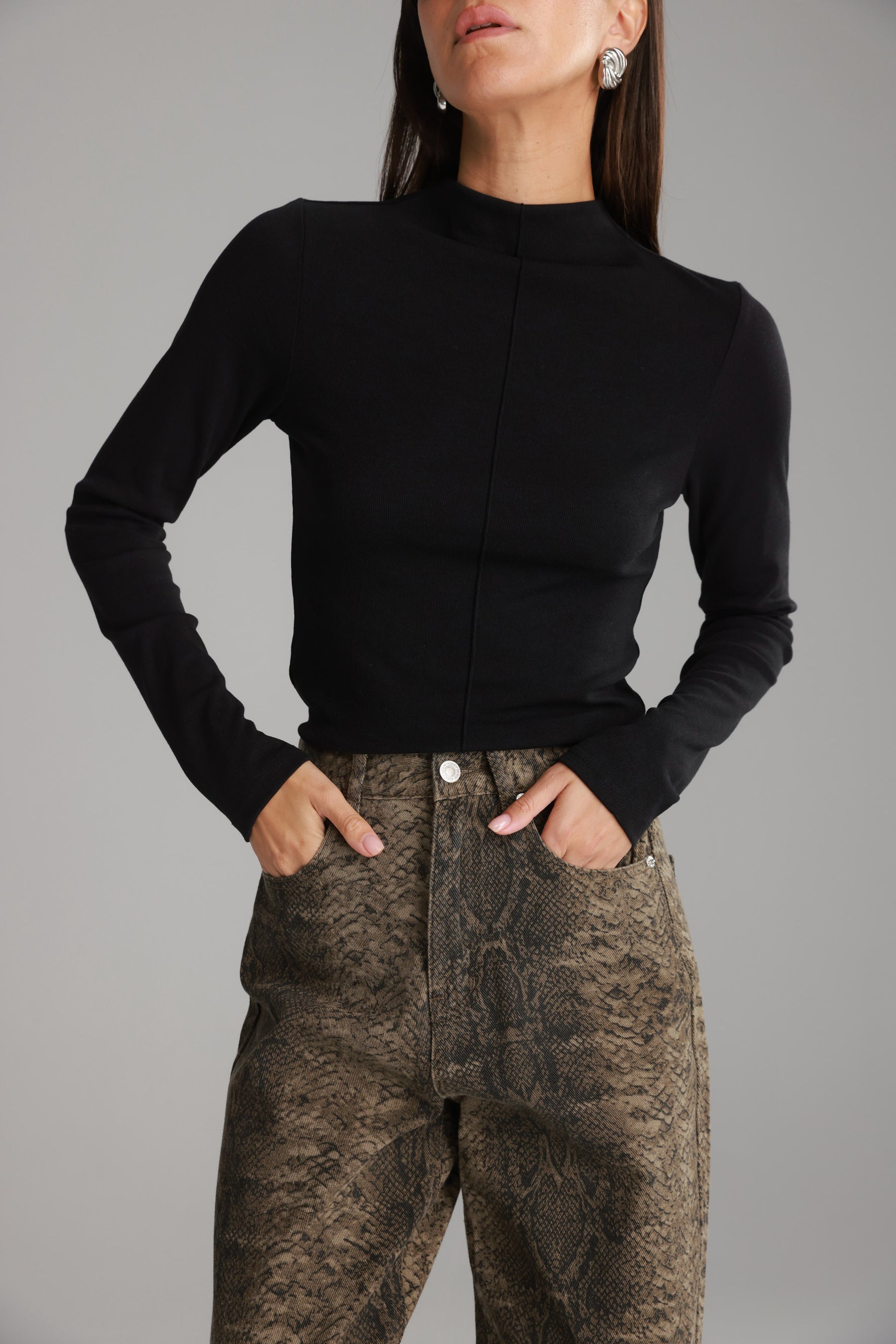 חולצת קרוליין שחורה