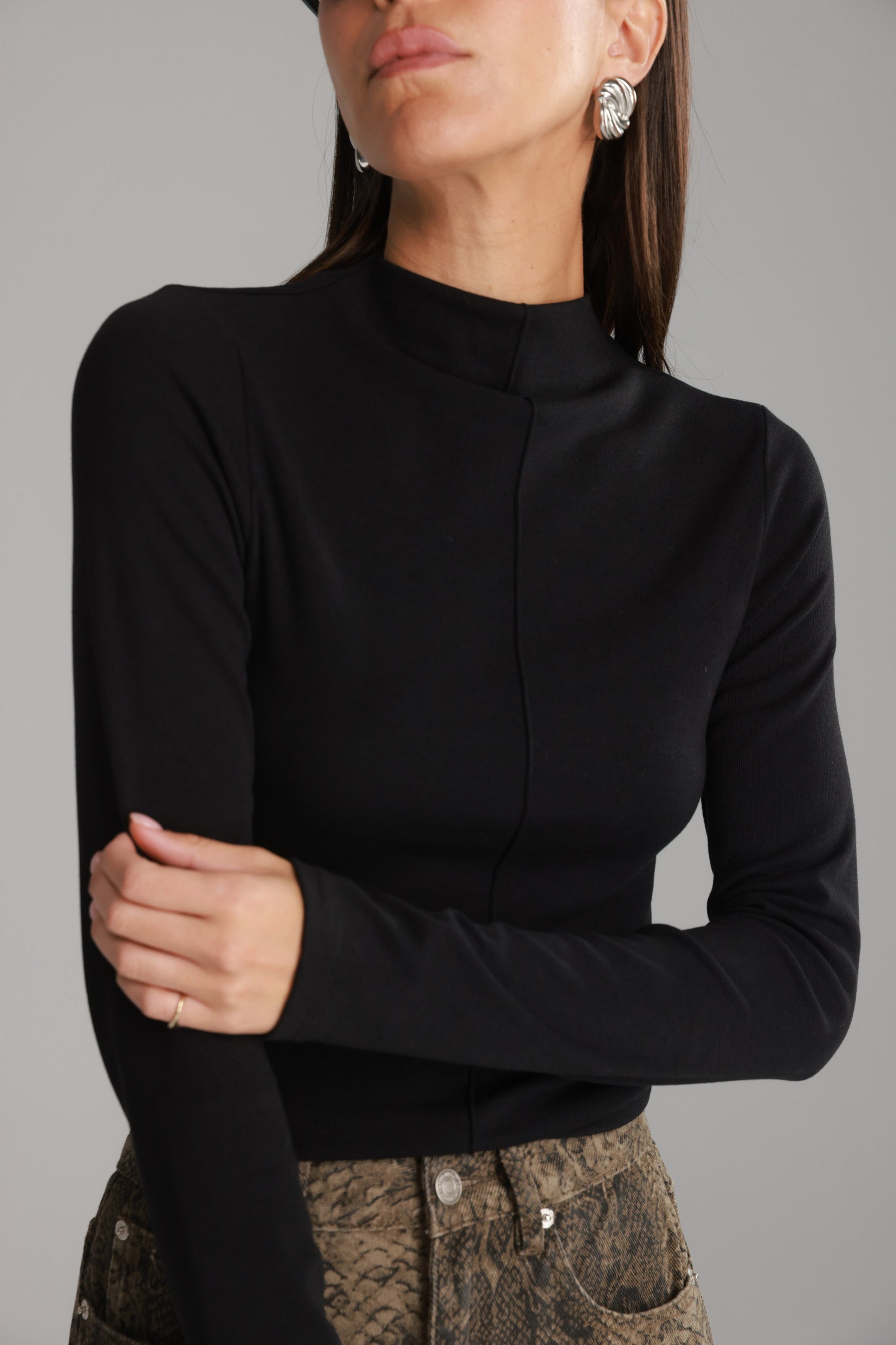 חולצת קרוליין שחורה