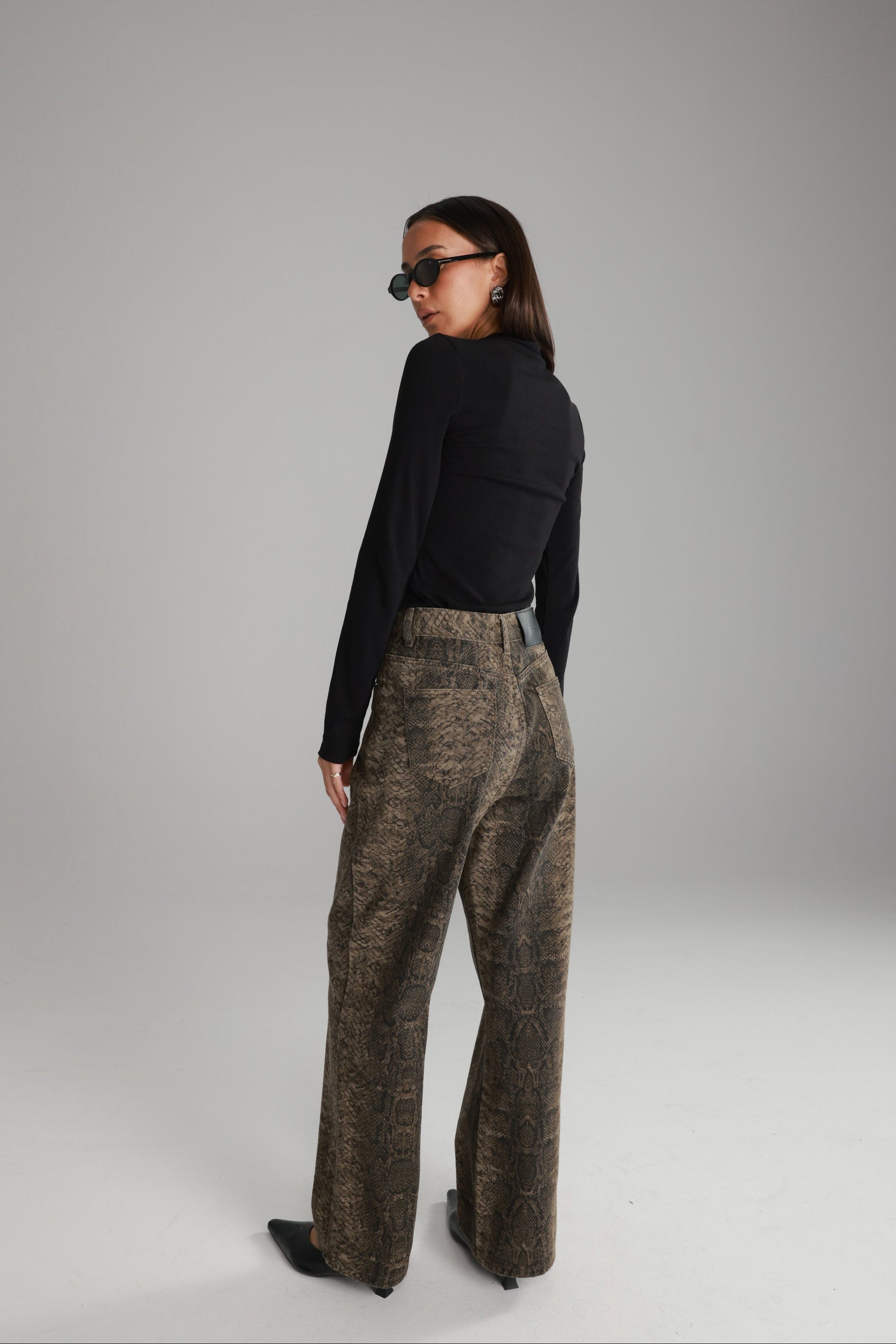 חולצת קרוליין שחורה