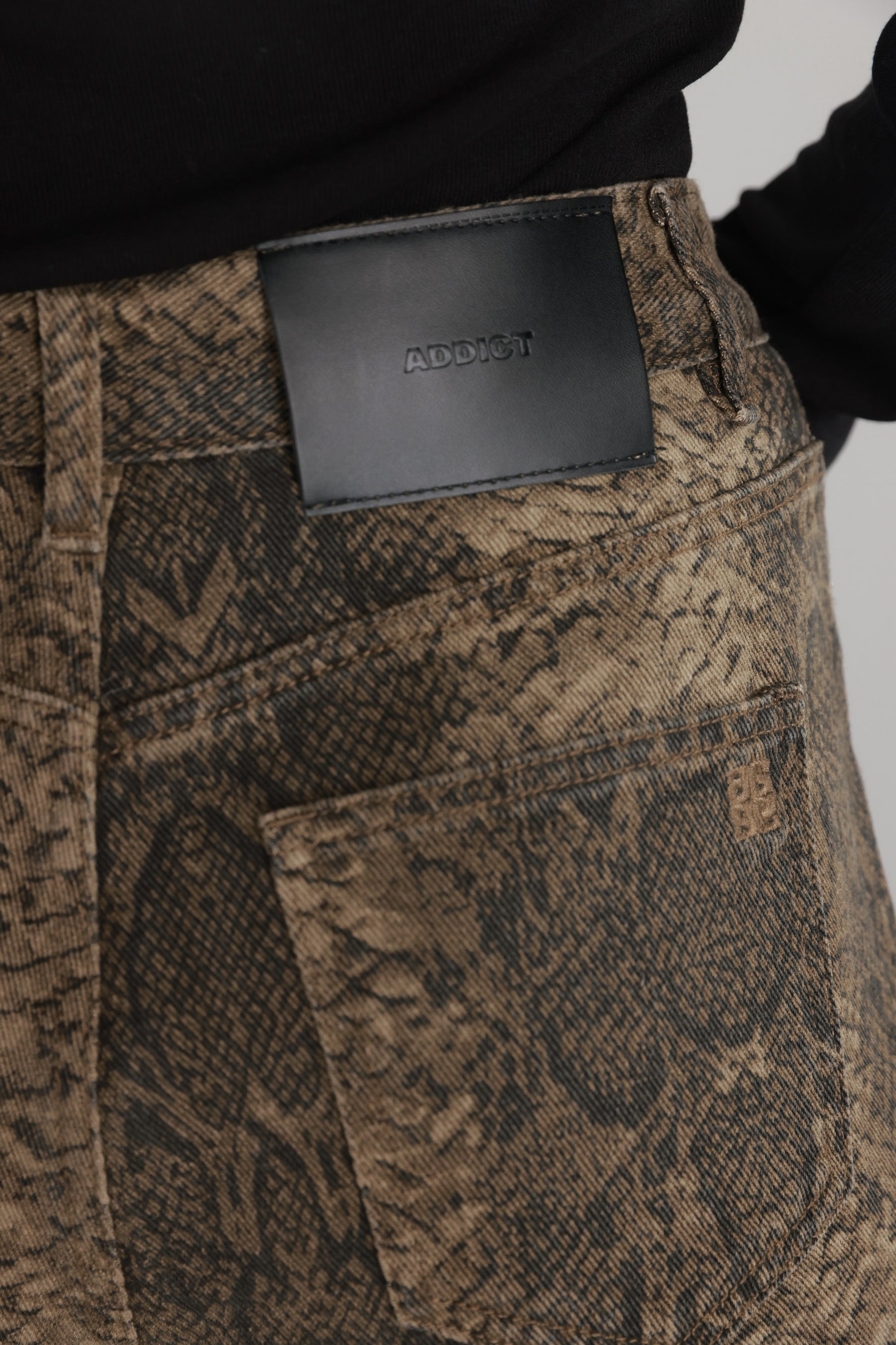 ג'ינס מארק מנוחש