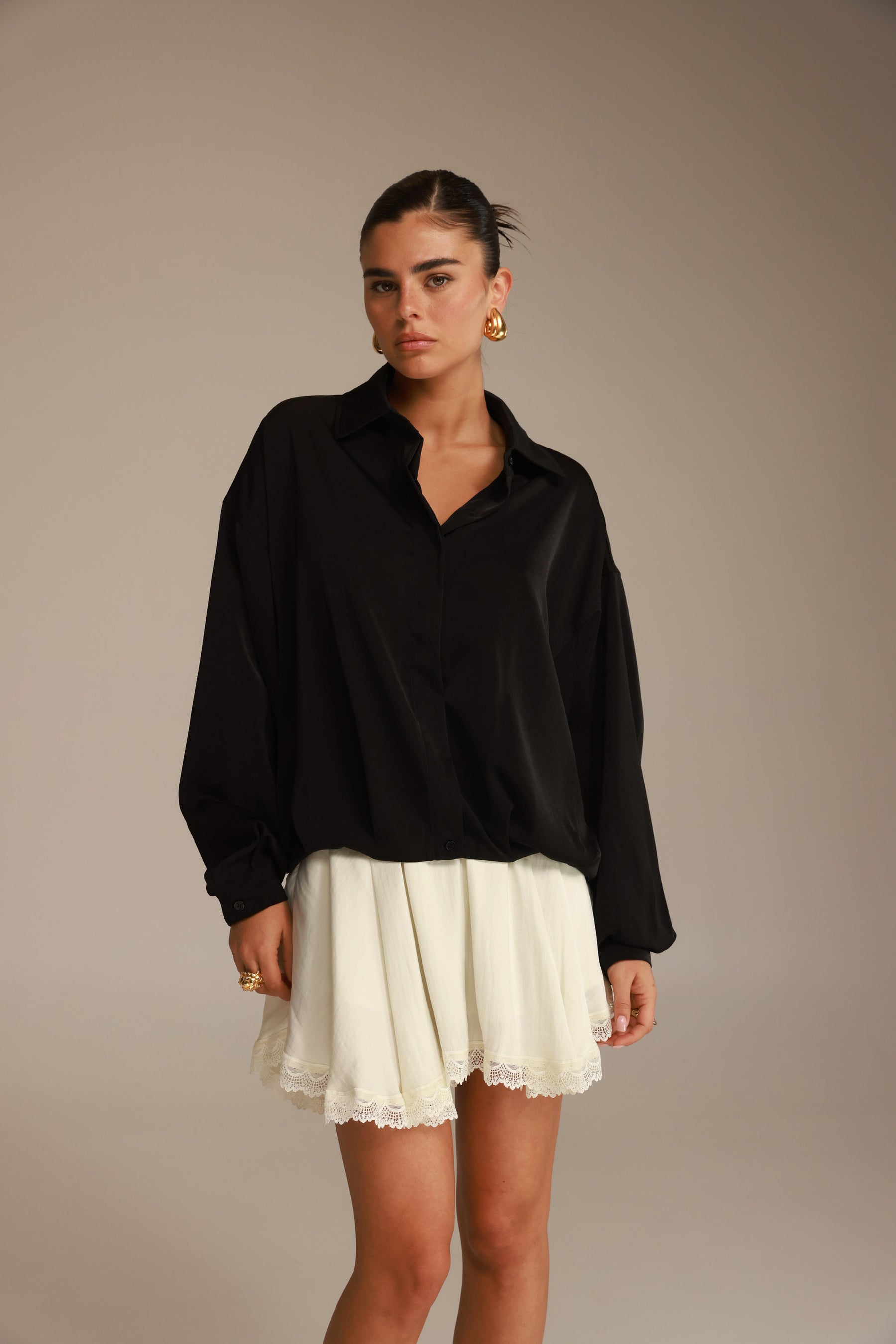 חולצת פיה מכופתרת שחורה