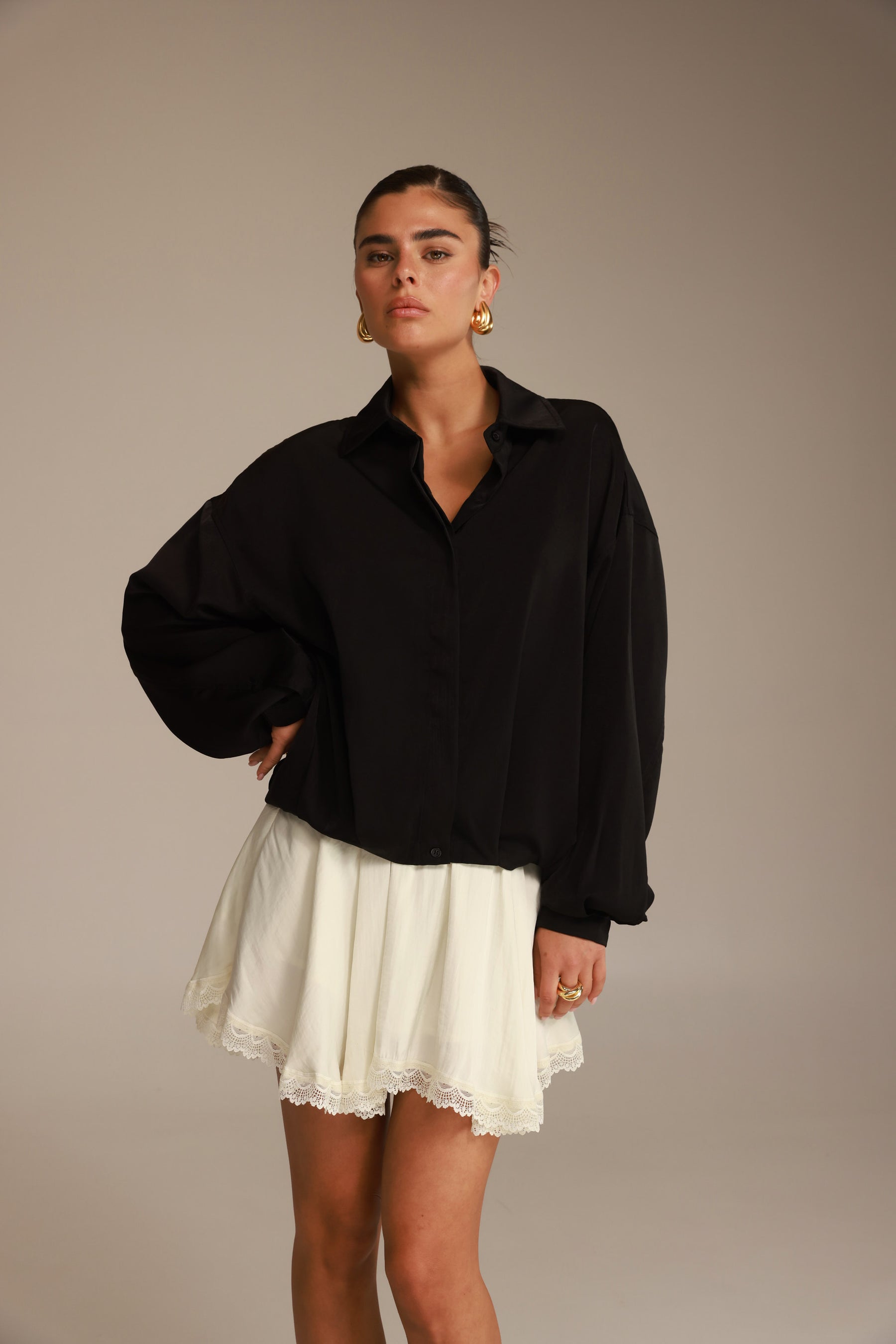 חולצת פיה מכופתרת שחורה