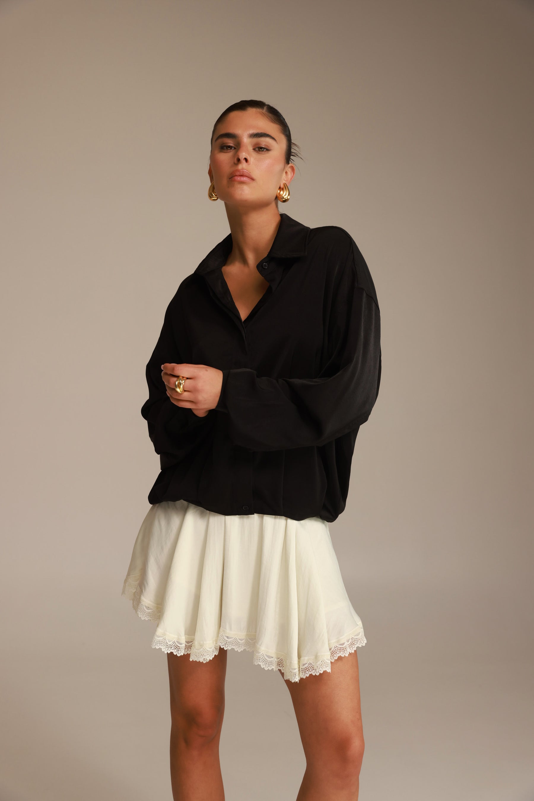 חולצת פיה מכופתרת שחורה