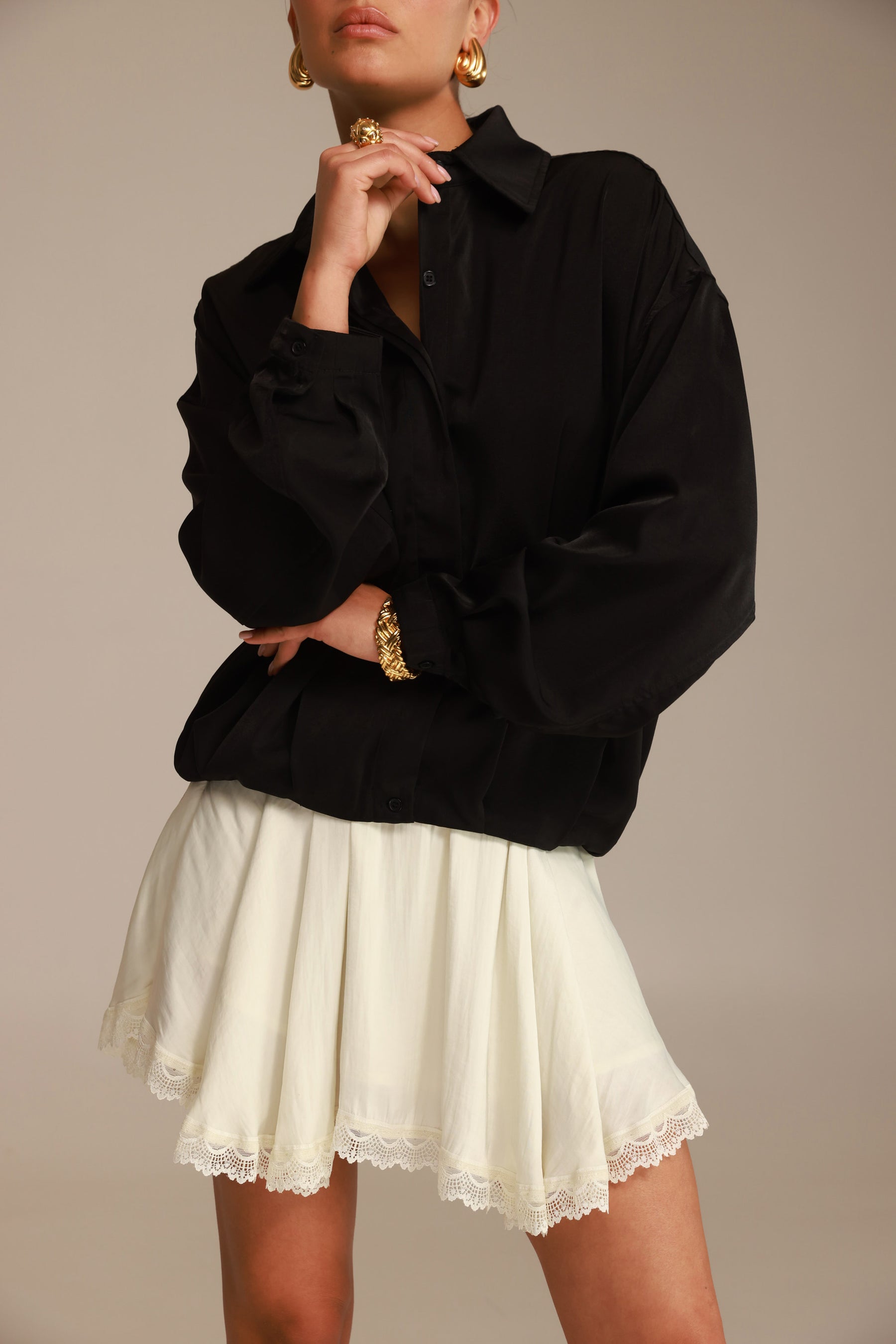 חולצת פיה מכופתרת שחורה