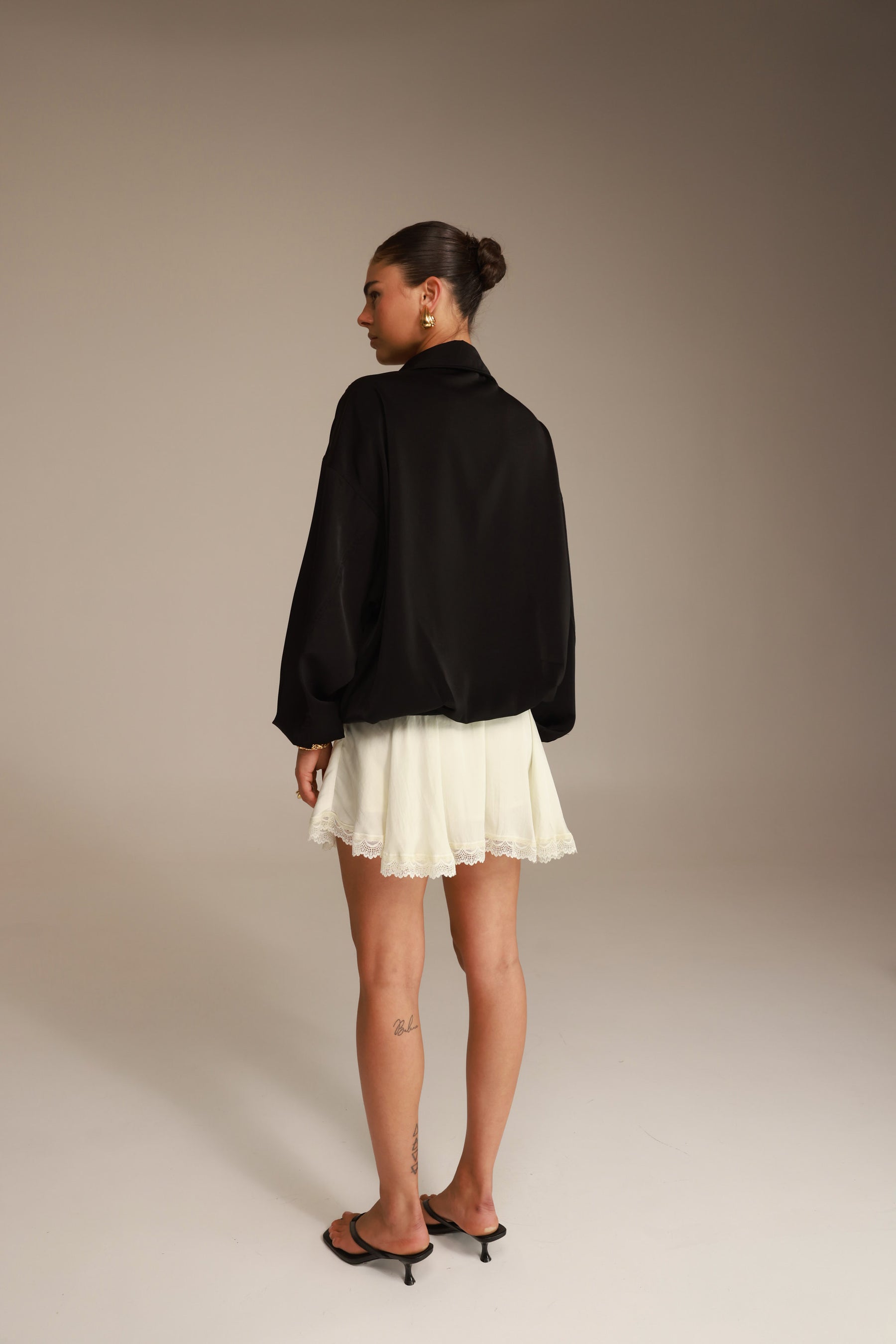 חולצת פיה מכופתרת שחורה