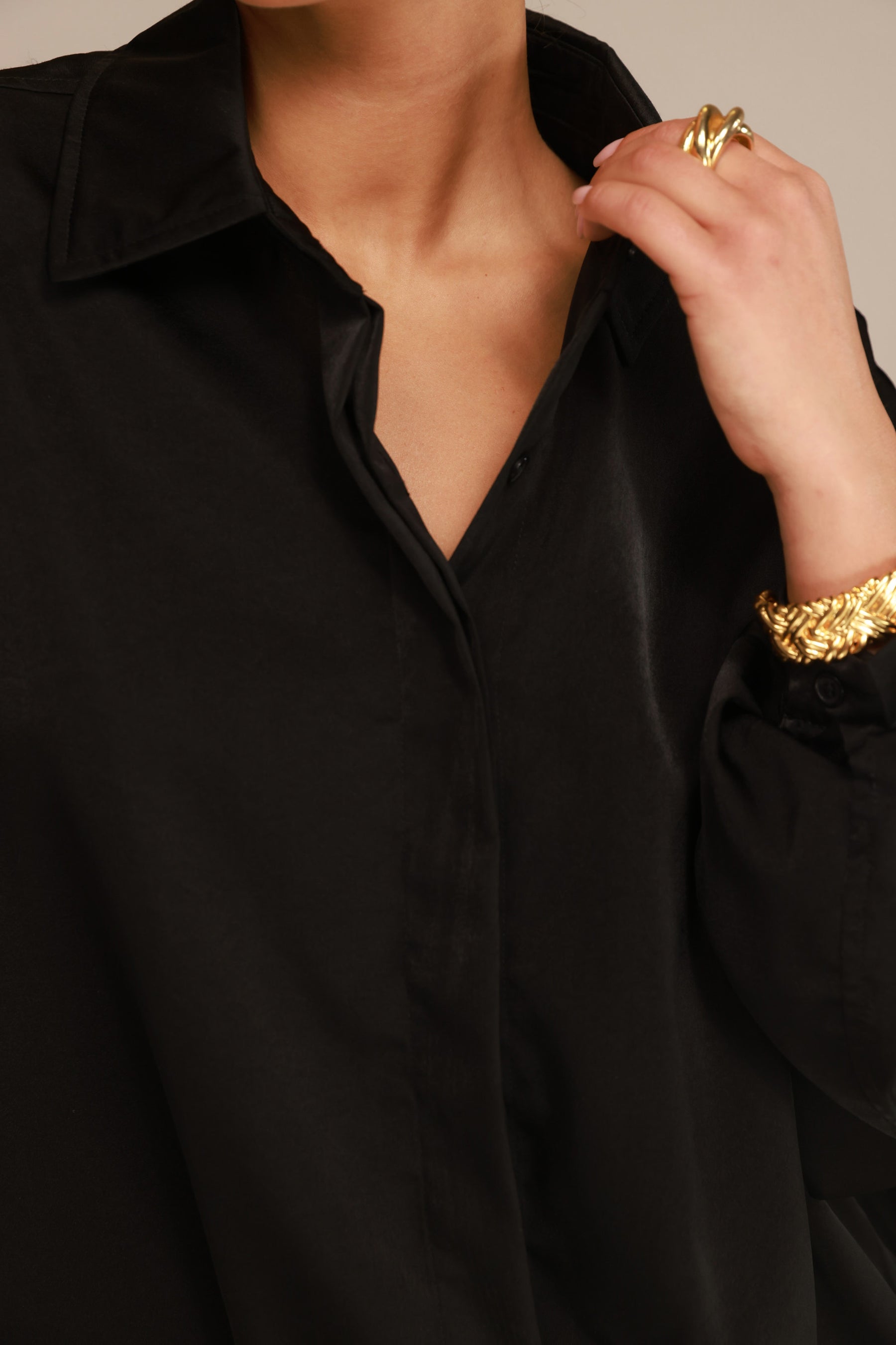 חולצת פיה מכופתרת שחורה