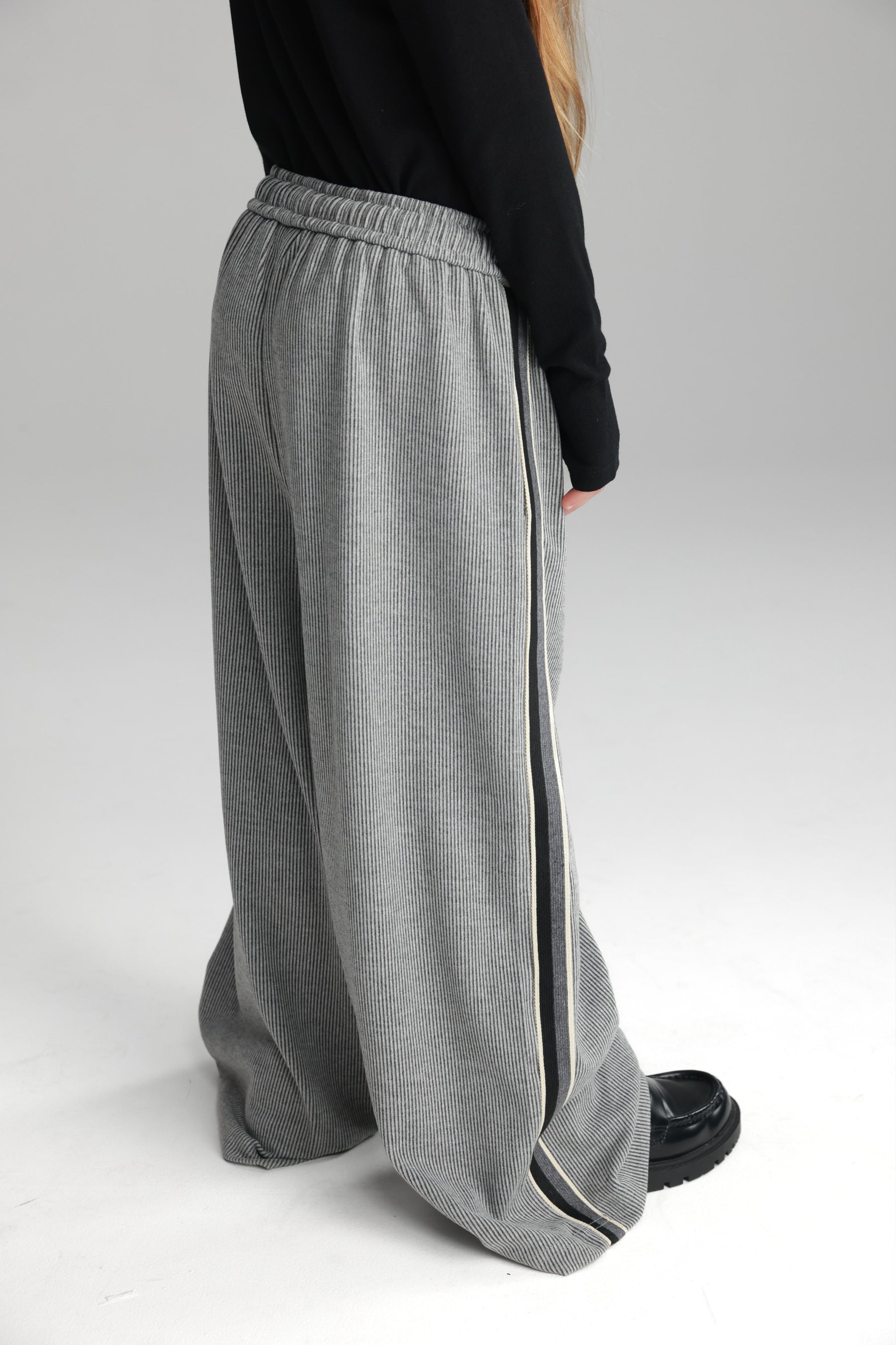 מכנסי טניה אפורים