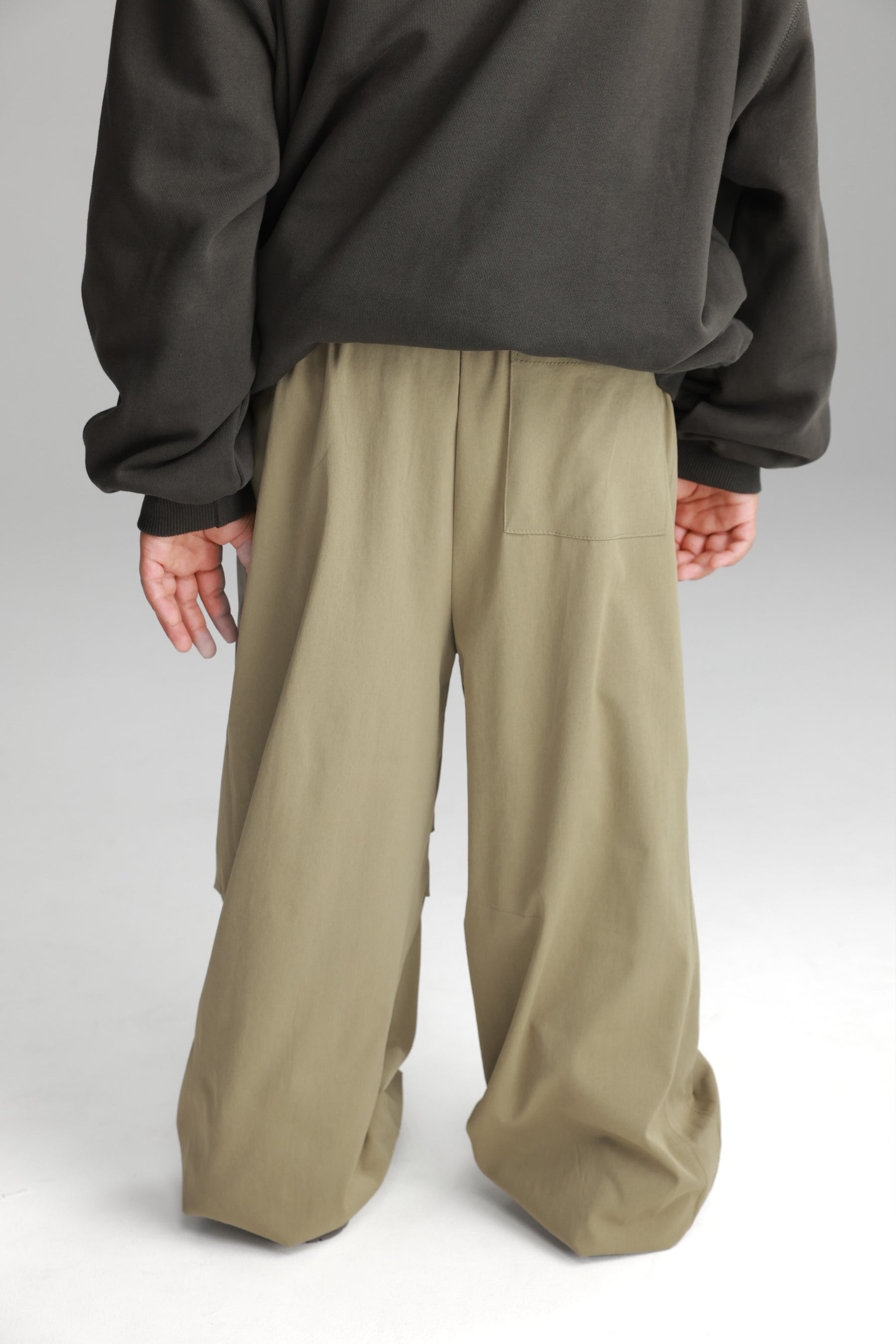 מכנסי אנה חאקי