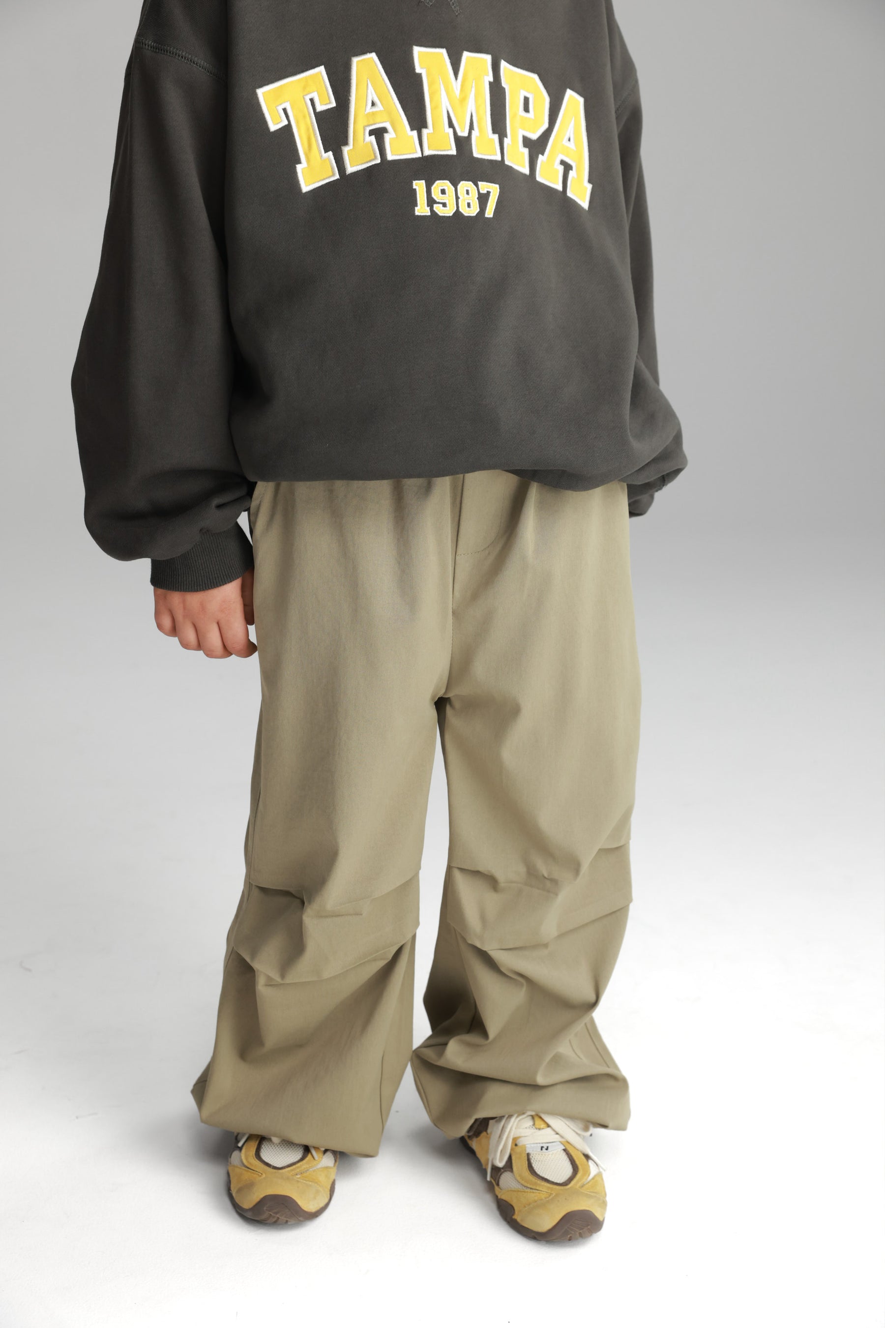 מכנסי אנה חאקי