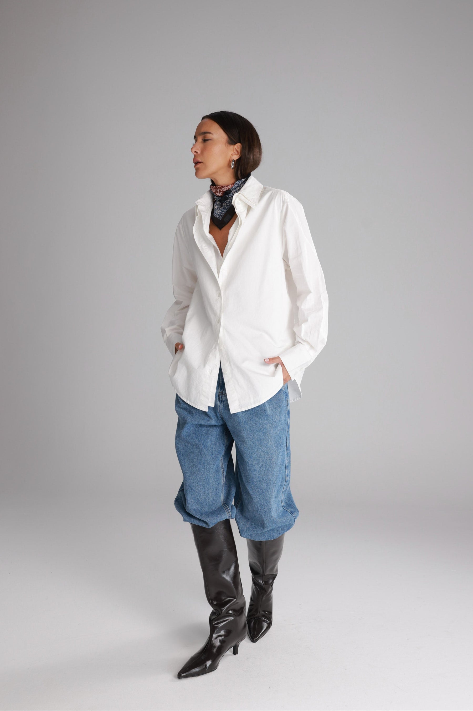 חולצת הנרי מכופתרת לבנה