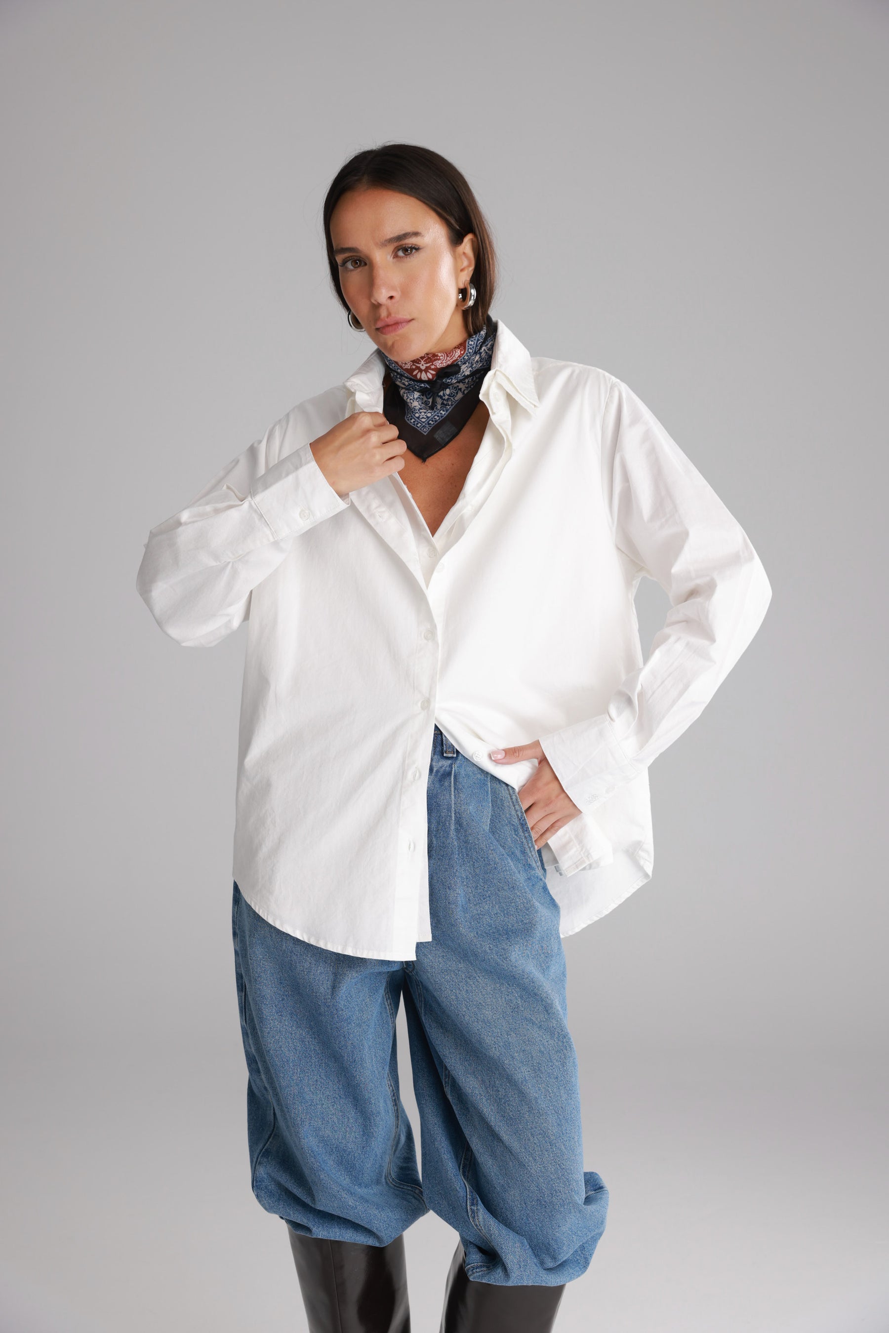 חולצת הנרי מכופתרת לבנה