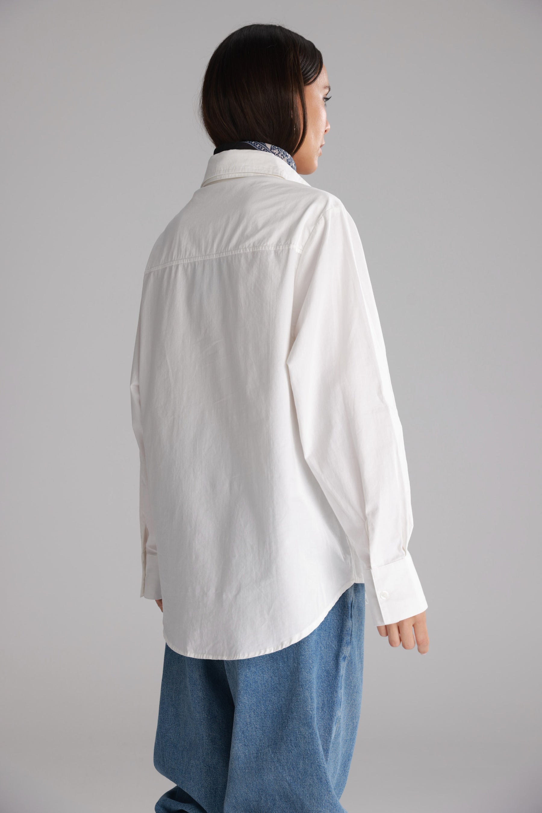 חולצת הנרי מכופתרת לבנה