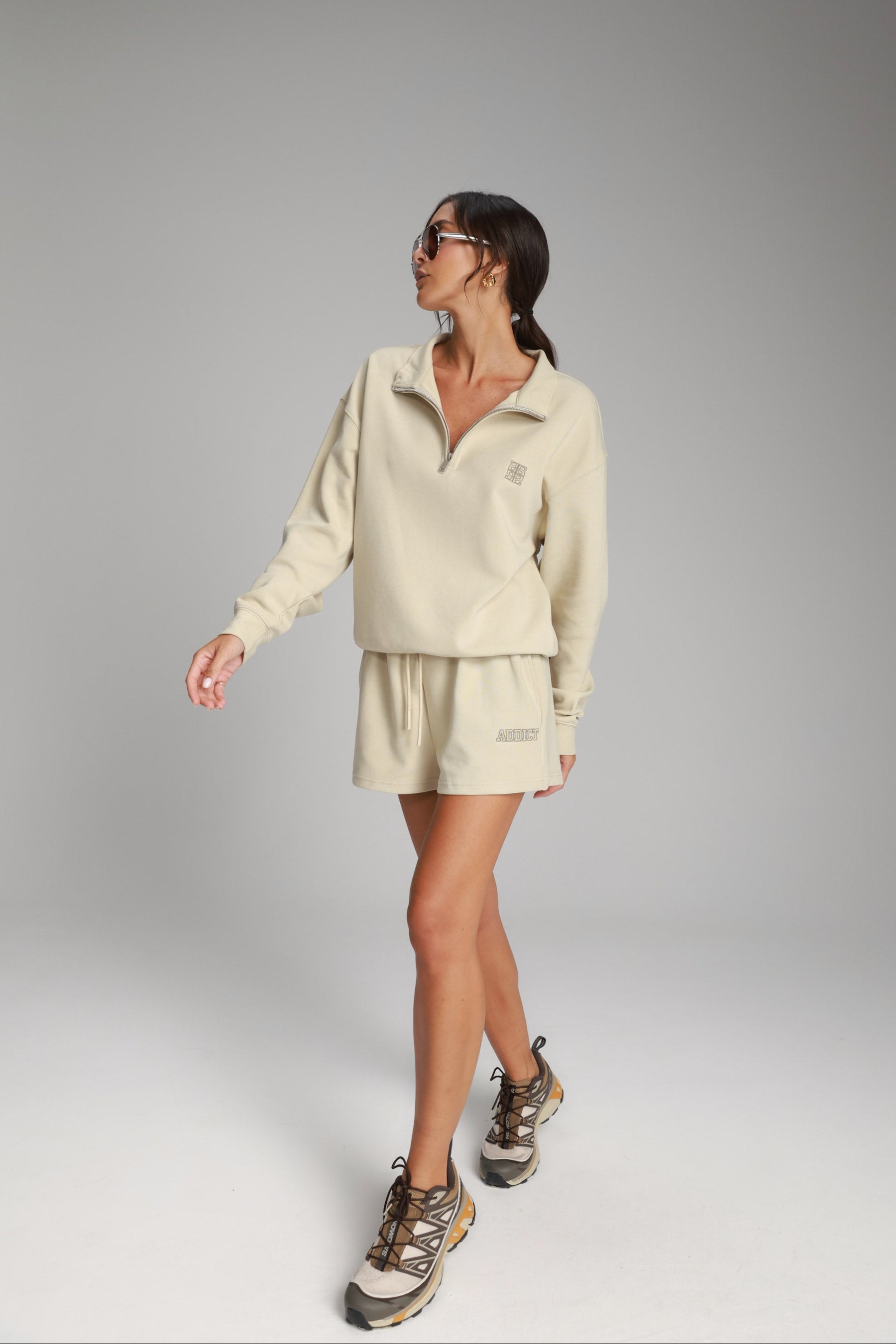 חליפת לאיה בז'