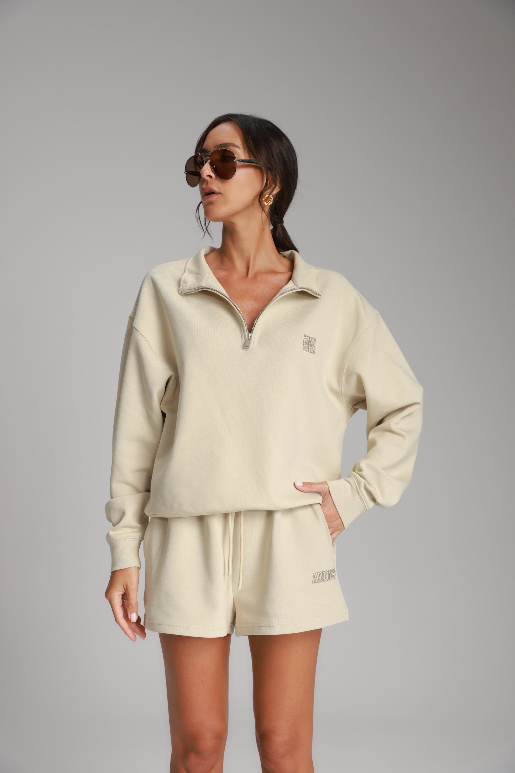 חליפת לאיה בז'