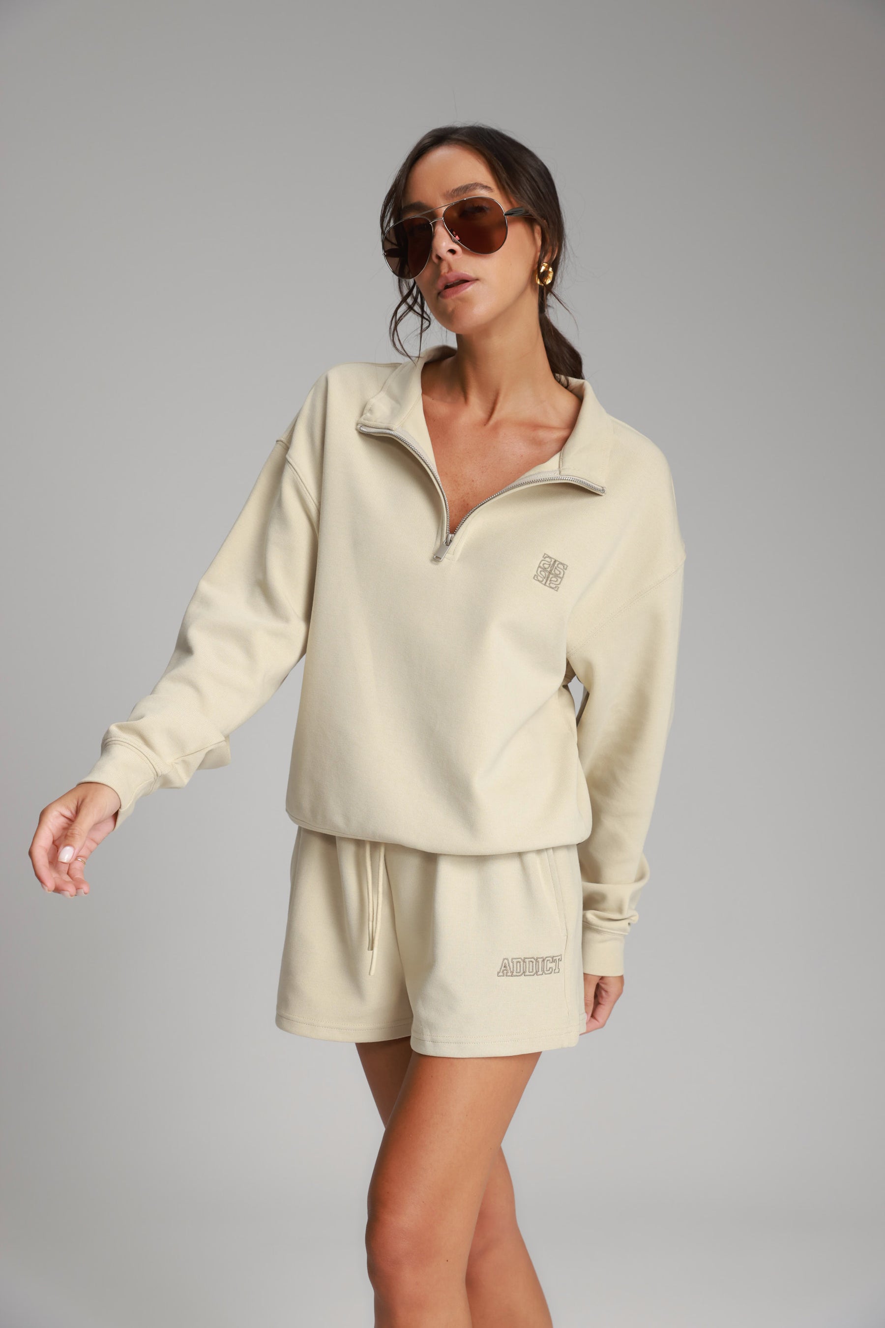 חליפת לאיה בז'