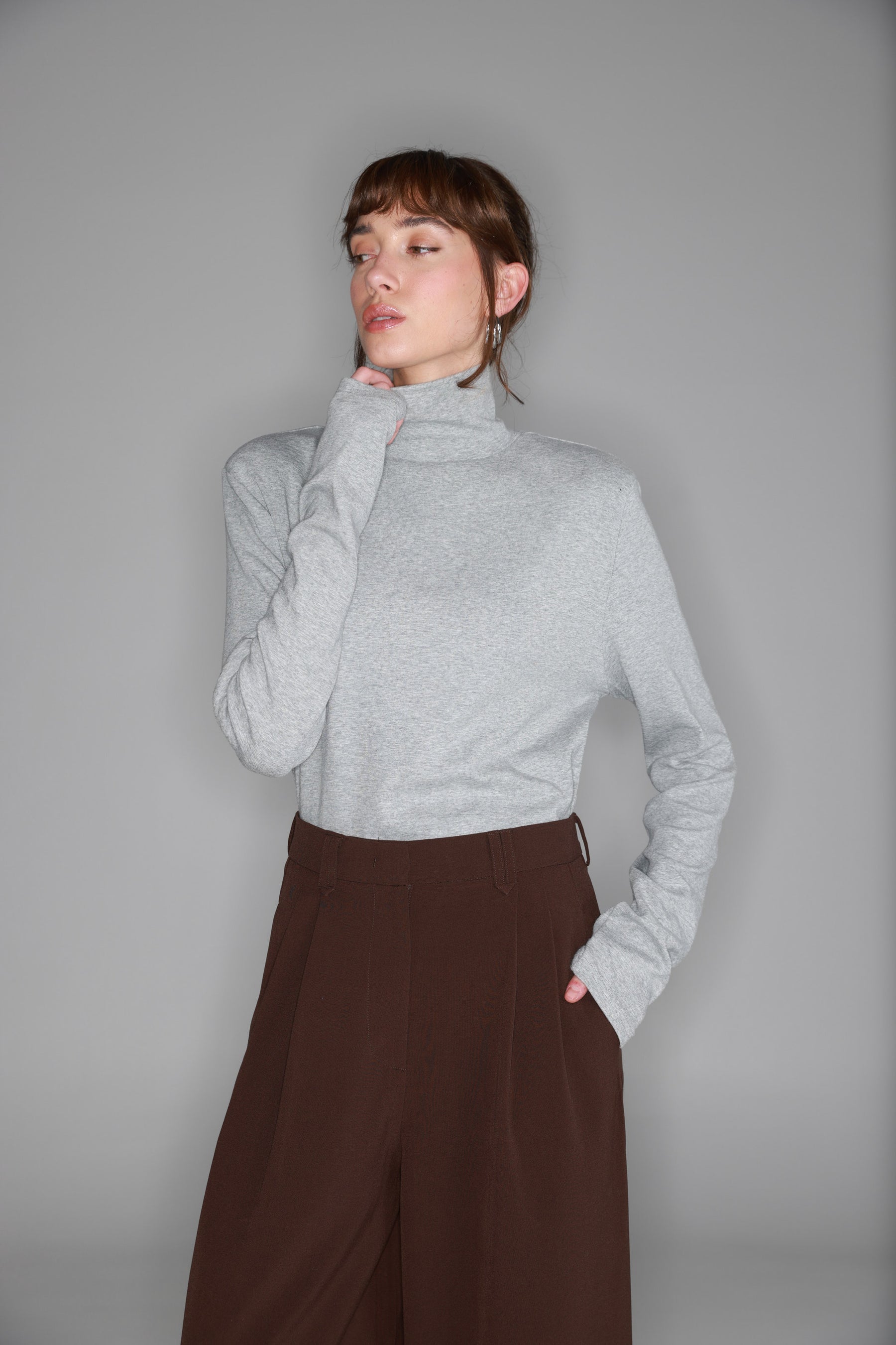 חולצת דיילי אפורה