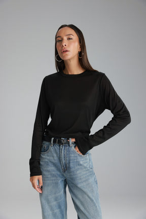 חולצת ניקי שחורה