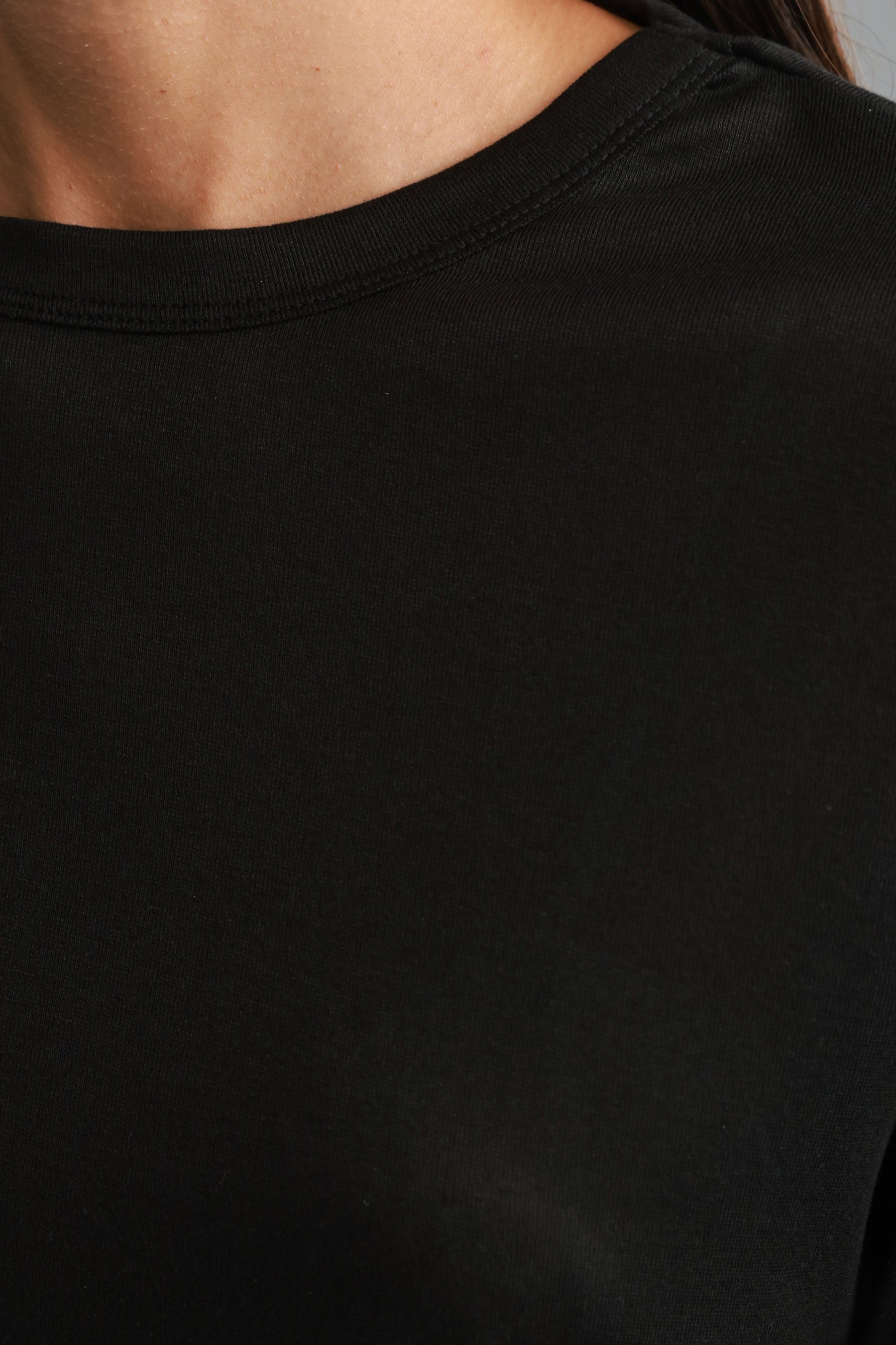 חולצת ניקי שחורה